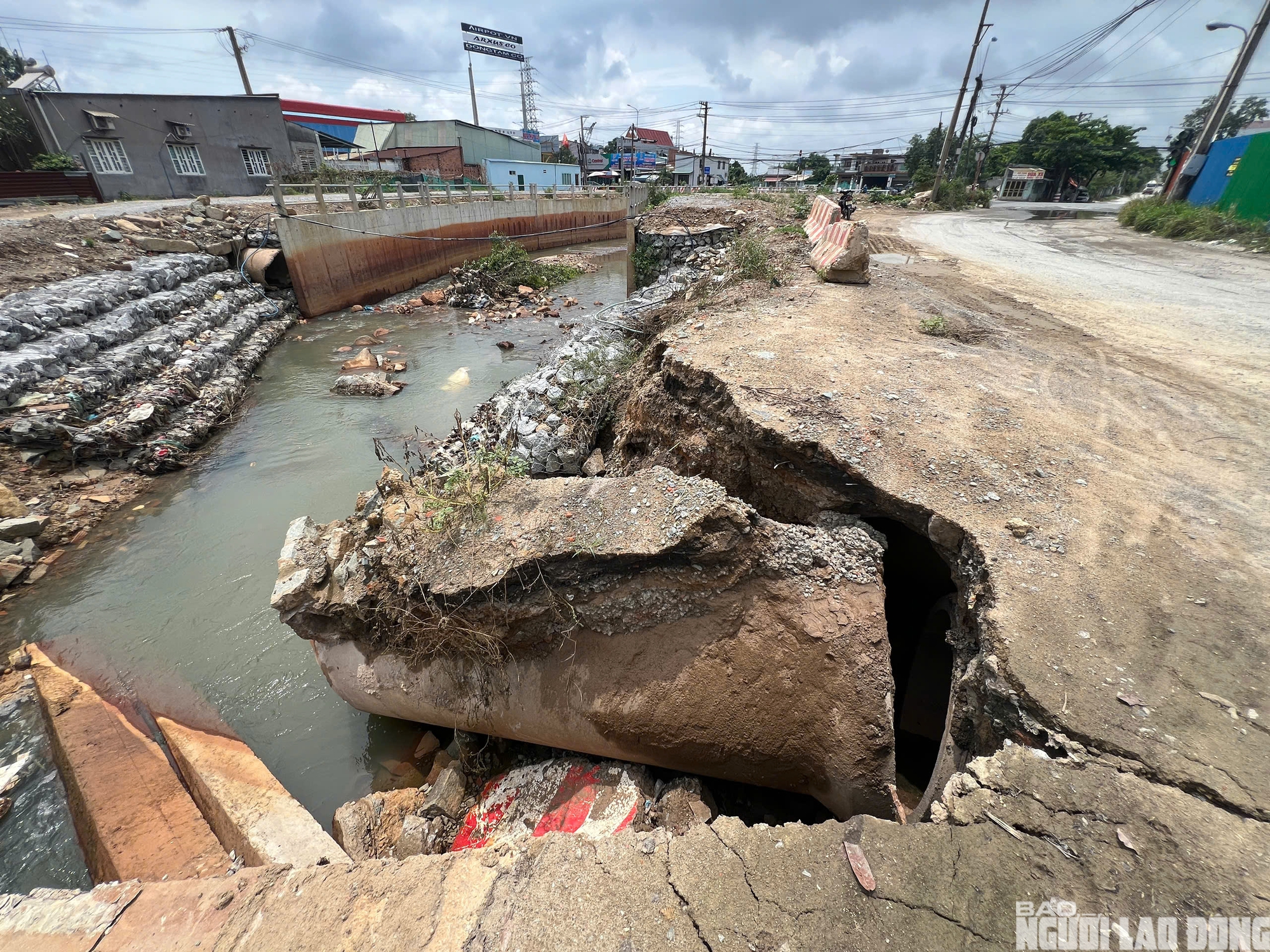 Sạt lở suối Siệp đe dọa an to&agrave;n giao th&ocirc;ng tại TPHCM - Đồng Nai 2026 - Ảnh 13.