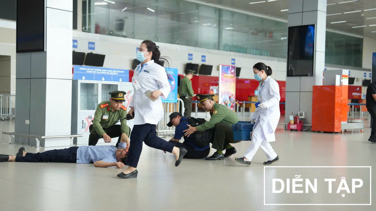 Hơn 300 người diễn tập xử l&yacute; g&acirc;y rối tại s&acirc;n bay Nội B&agrave;i - Ảnh 13.