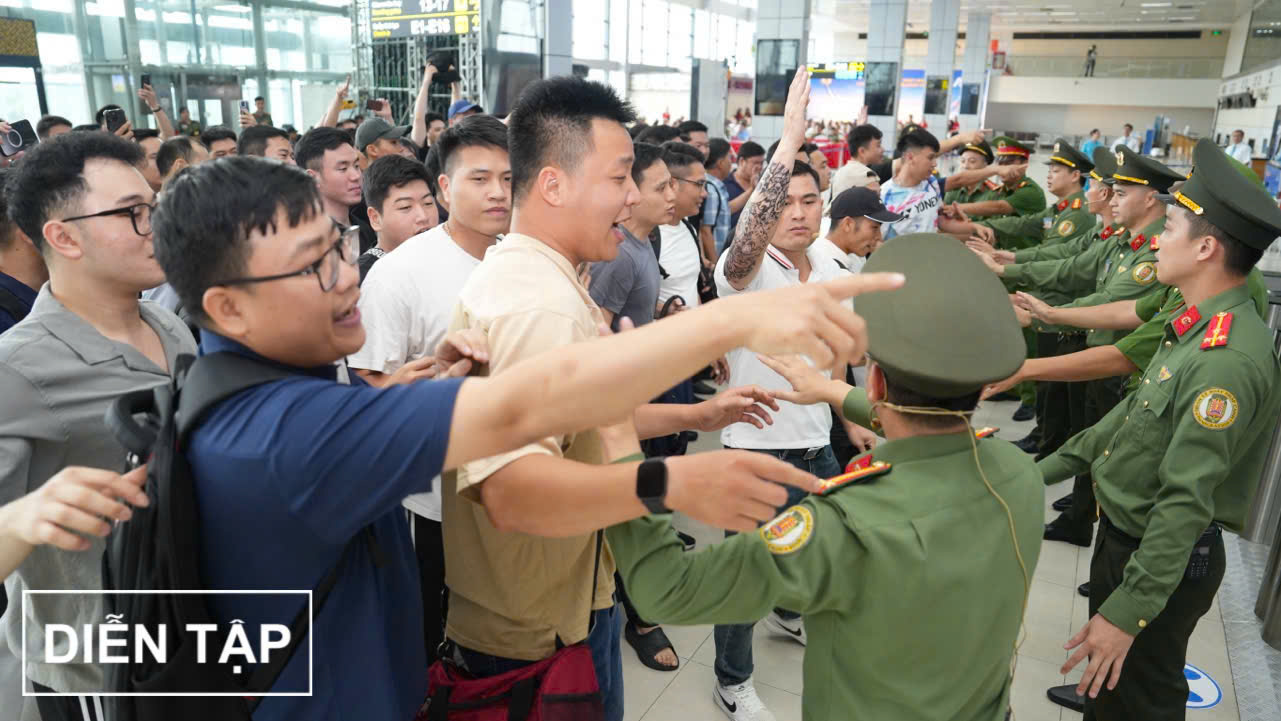 Hơn 300 người diễn tập xử l&yacute; g&acirc;y rối tại s&acirc;n bay Nội B&agrave;i - Ảnh 1.