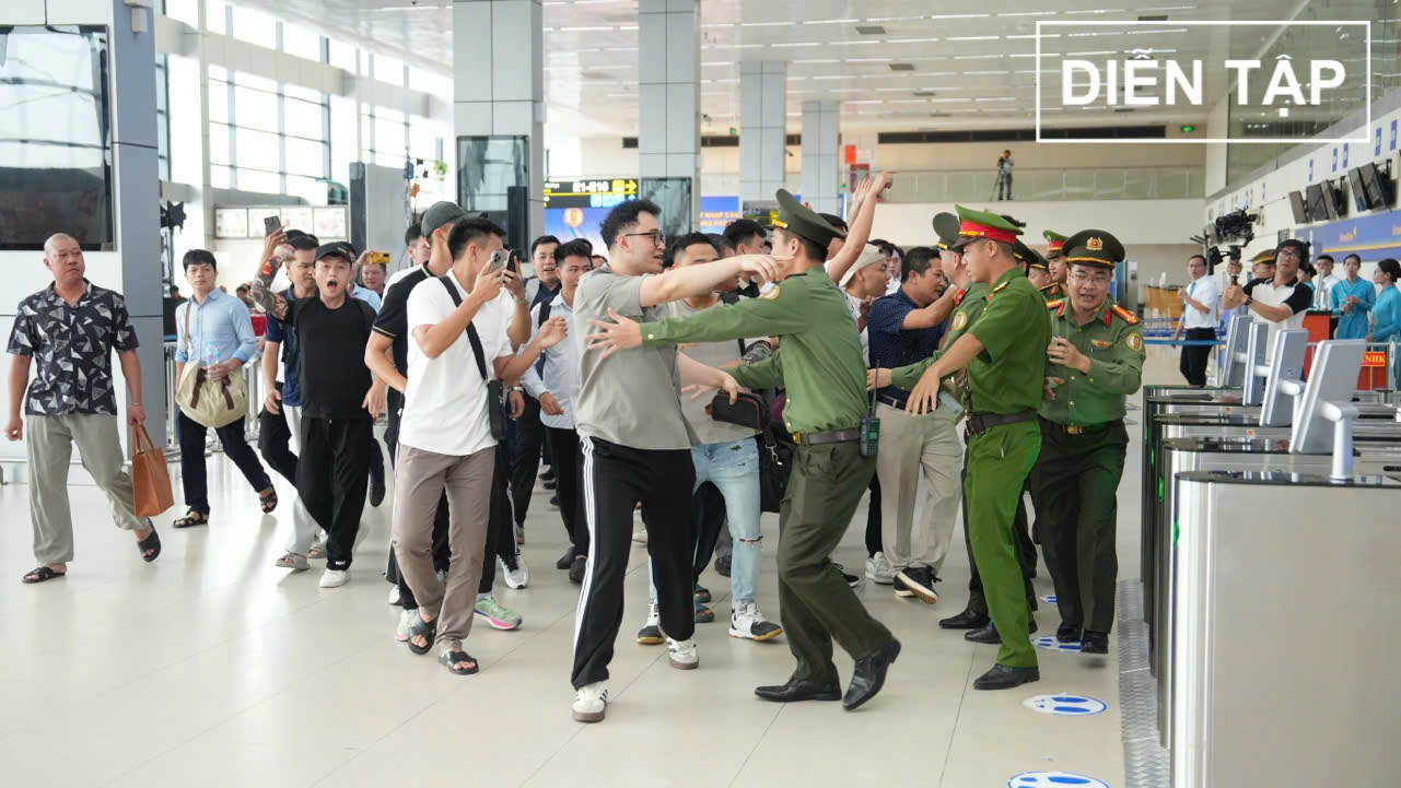 Hơn 300 người diễn tập xử l&yacute; g&acirc;y rối tại s&acirc;n bay Nội B&agrave;i - Ảnh 4.
