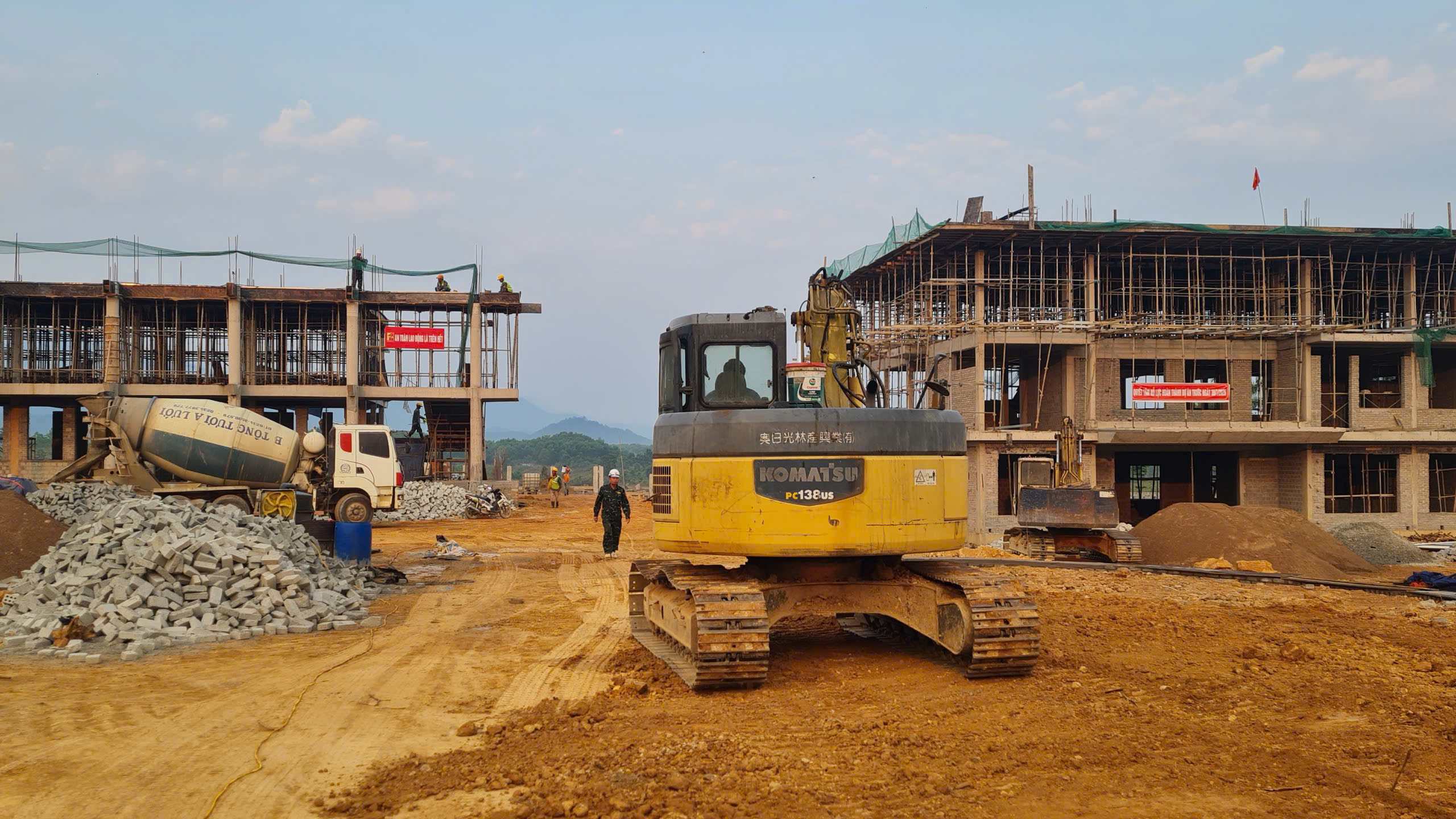 Thiếu nhân công dự án trường liên cấp tại A Lưới gây khó khăn cho tiến độ thi công - Ảnh 2. Thiếu nhân công dự án trường liên cấp tại A Lưới gây khó khăn cho tiến độ thi công - Ảnh 2.