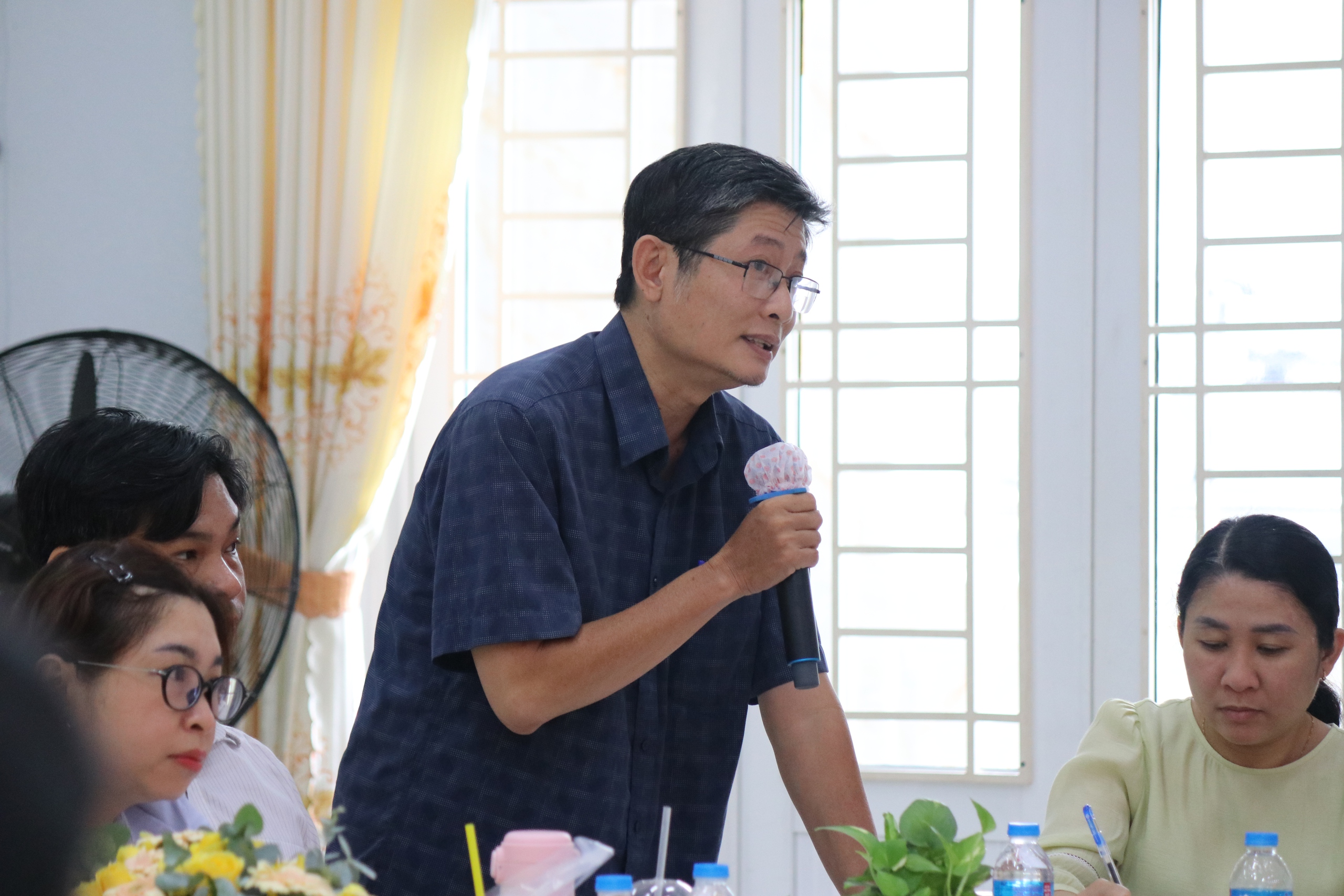 Phường Xuân Hòa thăm, làm việc và tặng quà các đơn vị chăm sóc, giáo dục trẻ em đặc biệt - Ảnh 2.