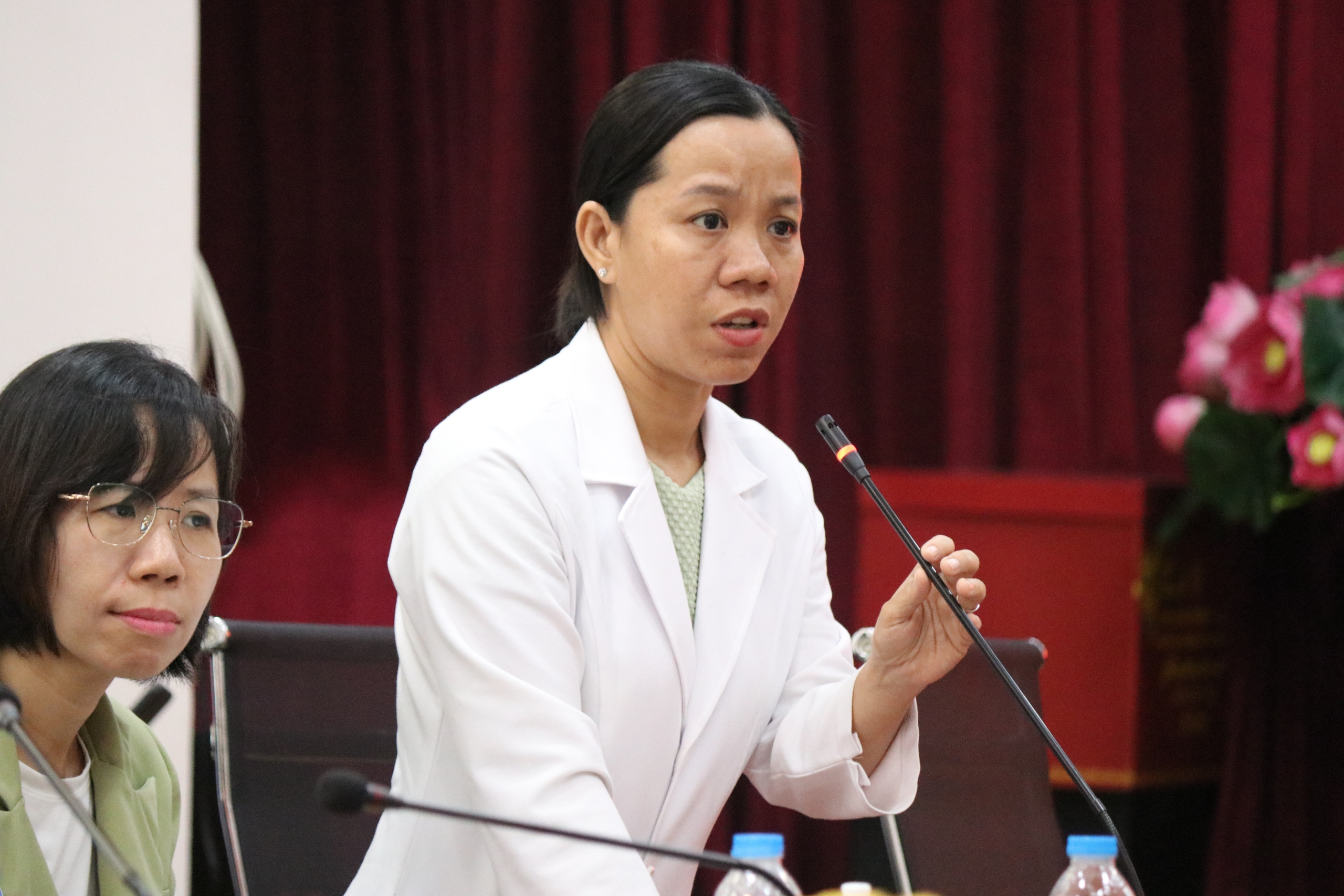Phường Xuân Hòa thăm, làm việc và tặng quà các đơn vị chăm sóc, giáo dục trẻ em đặc biệt - Ảnh 4.