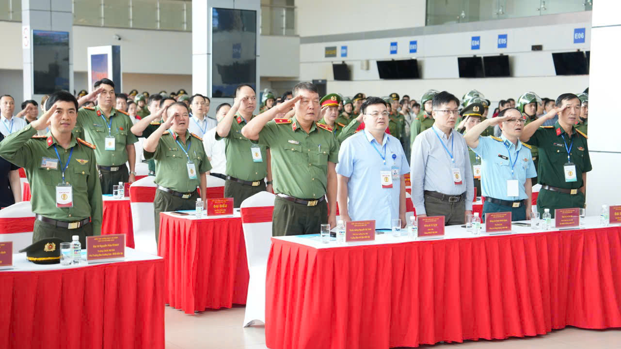 Hơn 300 người diễn tập xử l&yacute; g&acirc;y rối tại s&acirc;n bay Nội B&agrave;i - Ảnh 2.