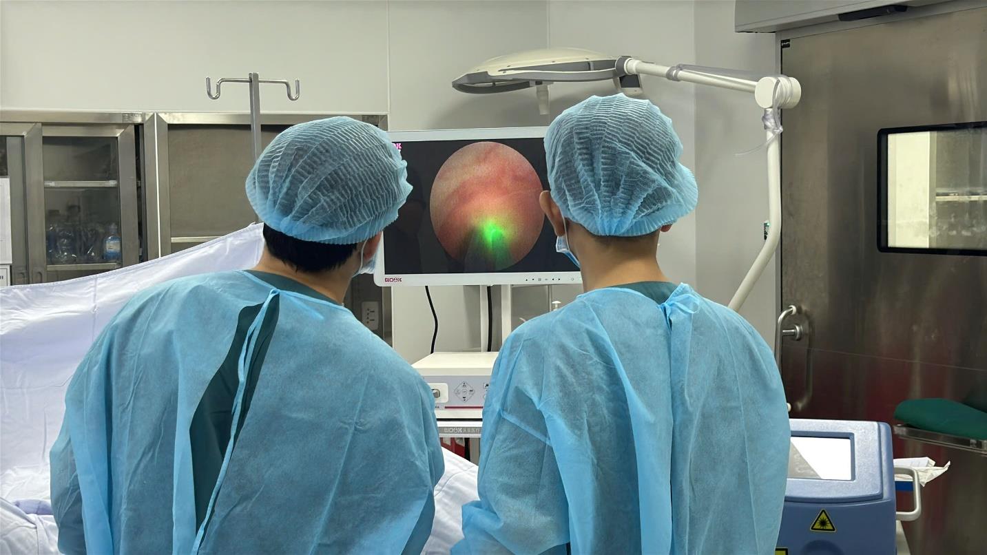 Đau lưng &acirc;m ỉ, người đ&agrave;n &ocirc;ng được ph&aacute;t hiện sỏi thận to bằng quả trứng - Ảnh 2.