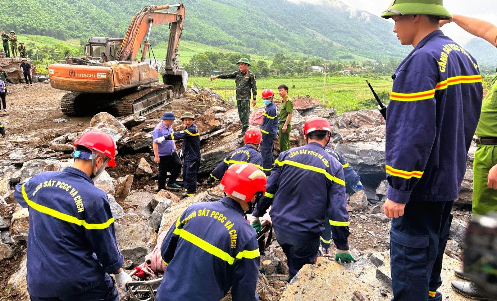 VIDEO: Hiện trường vụ sạt lở tại mỏ đá ở Thanh Hóa khiến 3 người tử vong - Ảnh 4.
