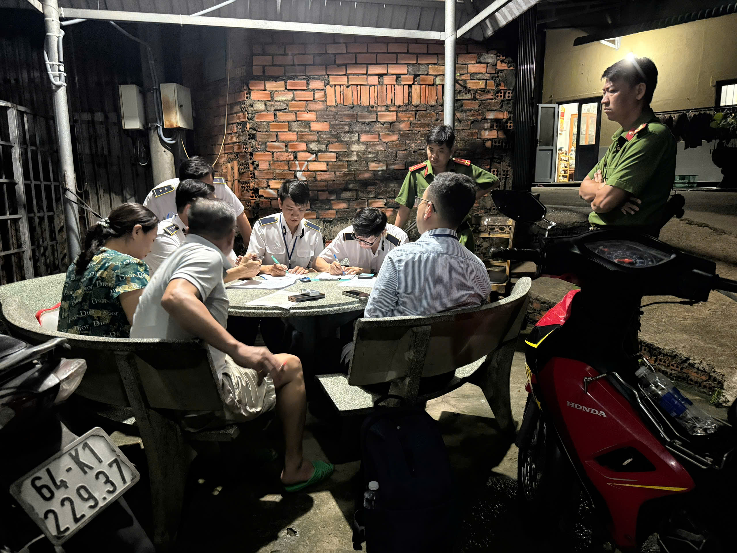 TPHCM phát hiện cơ sở giết mổ gia cầm trái phép lúc gần 3 giờ sáng - Ảnh 3. TPHCM phát hiện cơ sở giết mổ gia cầm trái phép lúc gần 3 giờ sáng - Ảnh 3.