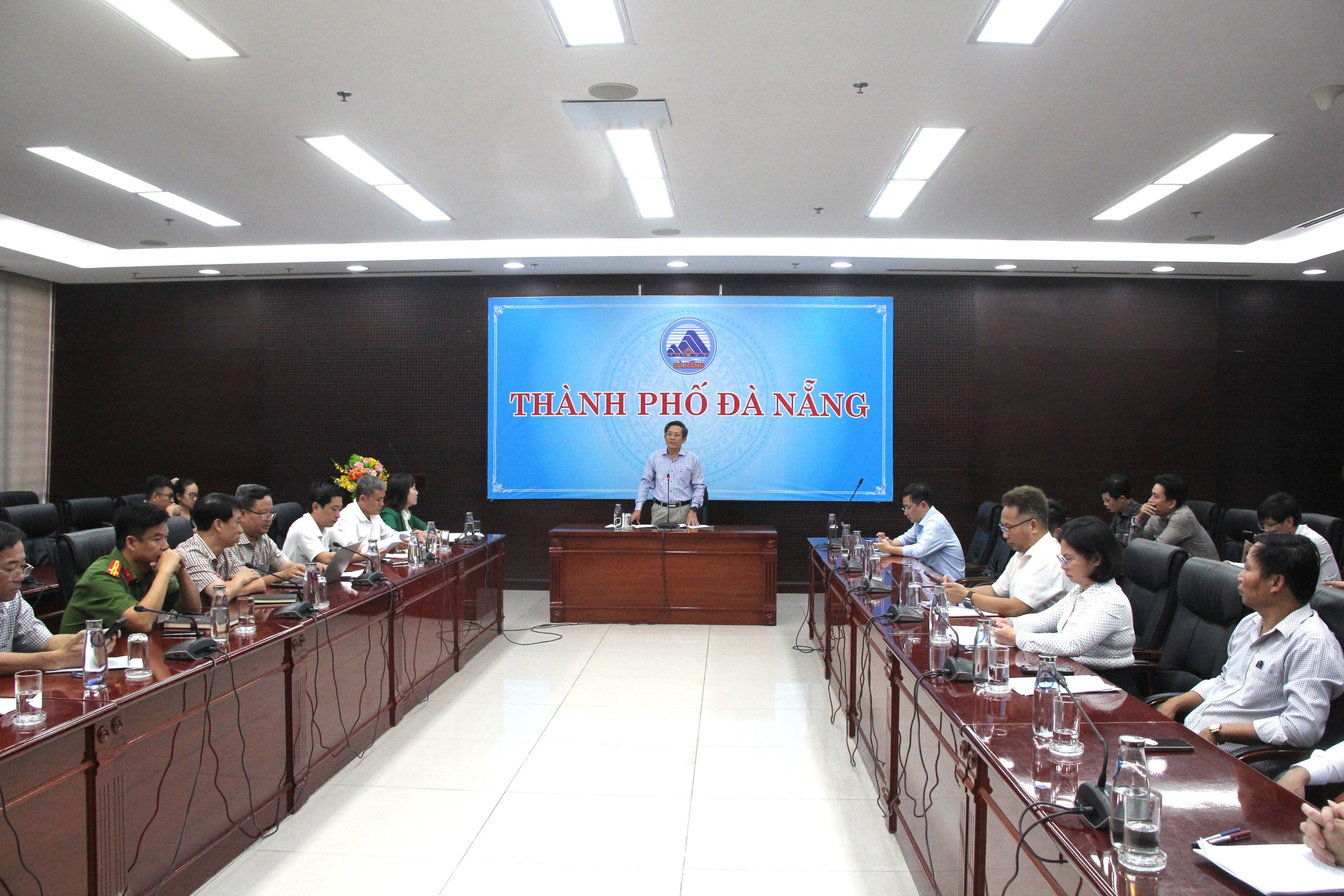 Đà Nẵng: Công nhân môi trường gánh 8 tấn rác mỗi ngày trong năm 2026 - Ảnh 1. Đà Nẵng: Công nhân môi trường gánh 8 tấn rác mỗi ngày trong năm 2026 - Ảnh 1.