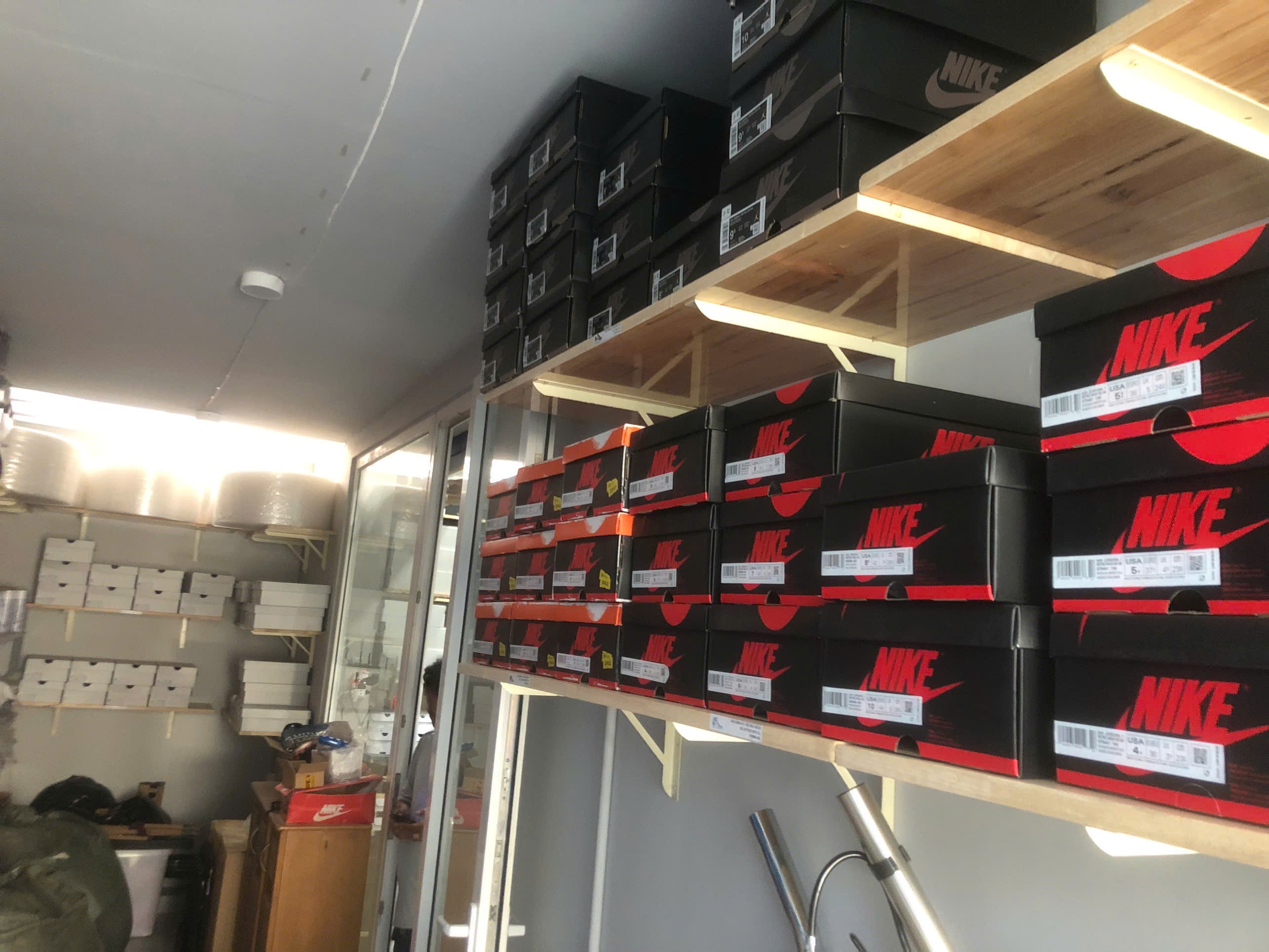 Công an TPHCM khởi tố chủ chuỗi cửa hàng sneaker nổi tiếng - Ảnh 4.