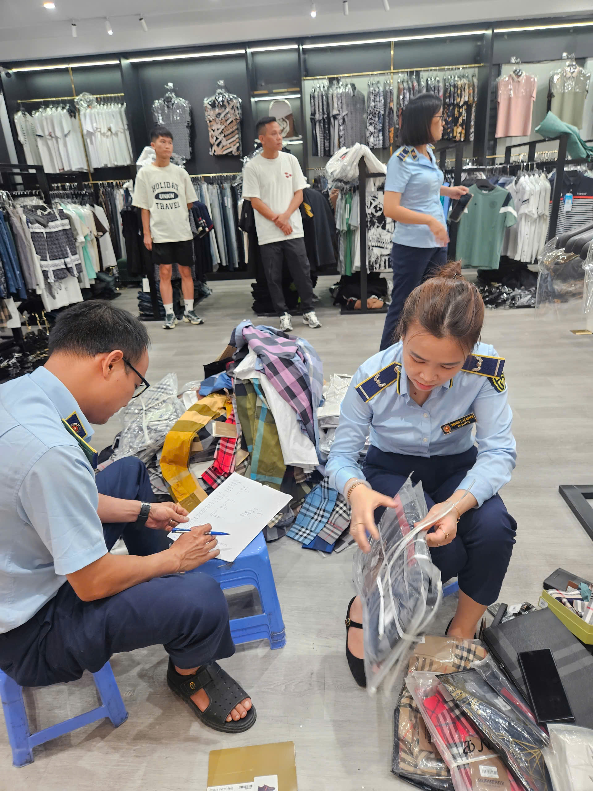 Phát hiện gần 2 . 000 Sản phẩm thời trang nghi hàng hiệu giả tại Hà Nội - Ảnh 1.