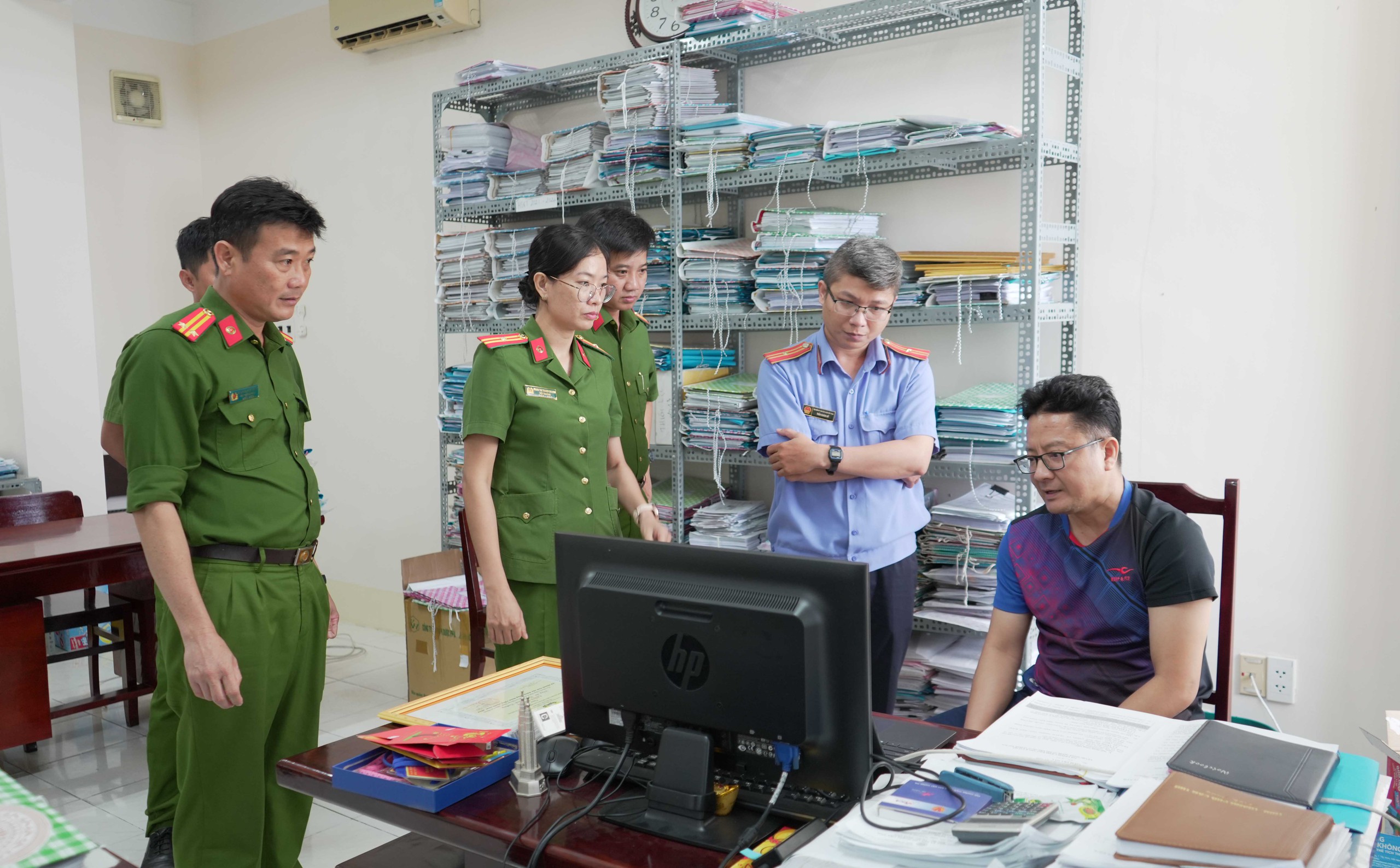 Cán bộ thuế Cần Thơ nhận hối lộ 100 triệu đồng từ giám đốc công ty - Ảnh 9.