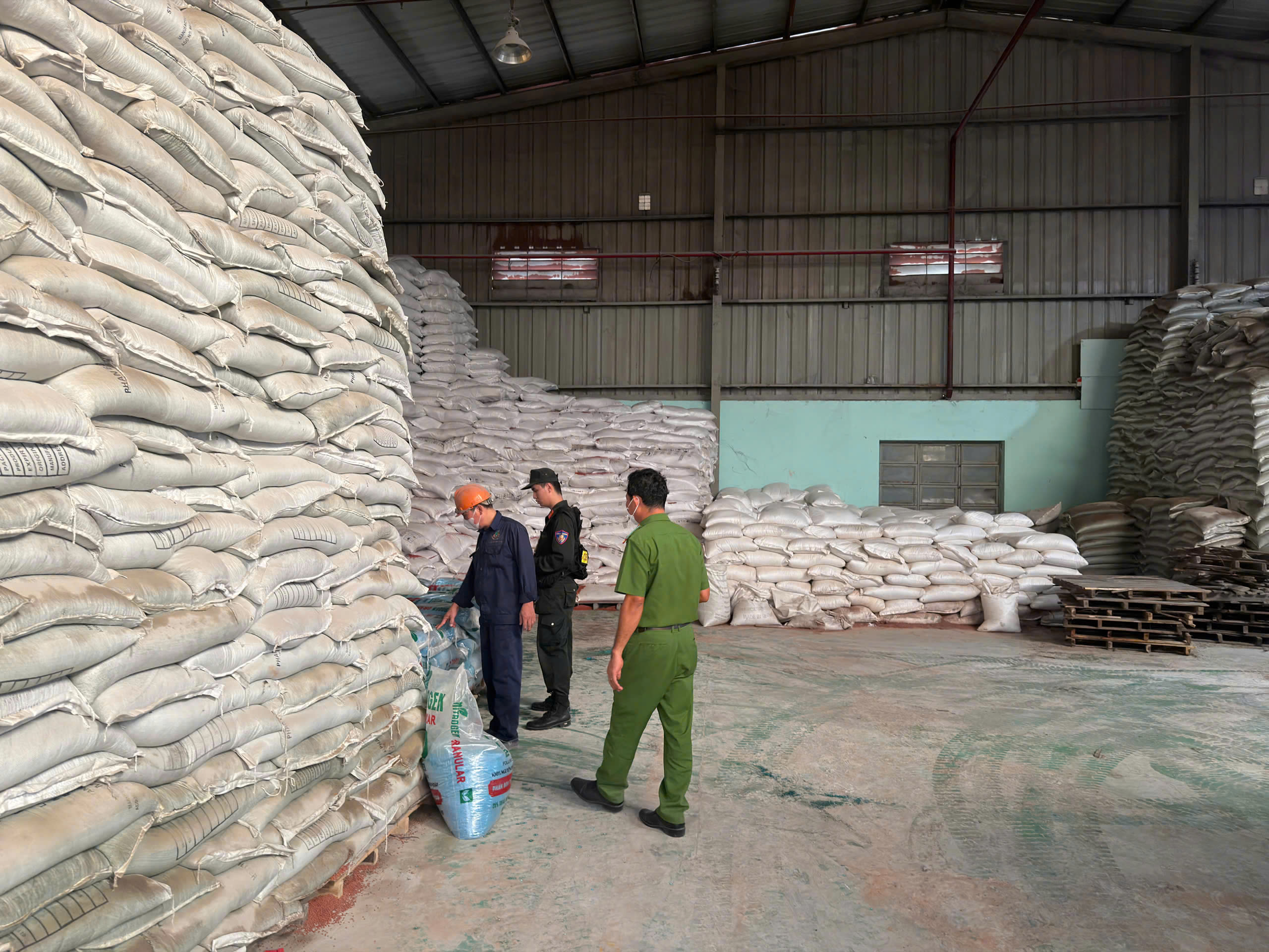 Triệt phá buôn lậu Tây Ninh với 3 đường dây thuốc lá , phân bón và dầu gió giả - Ảnh 2. Triệt phá buôn lậu Tây Ninh với 3 đường dây thuốc lá , phân bón và dầu gió giả - Ảnh 2.