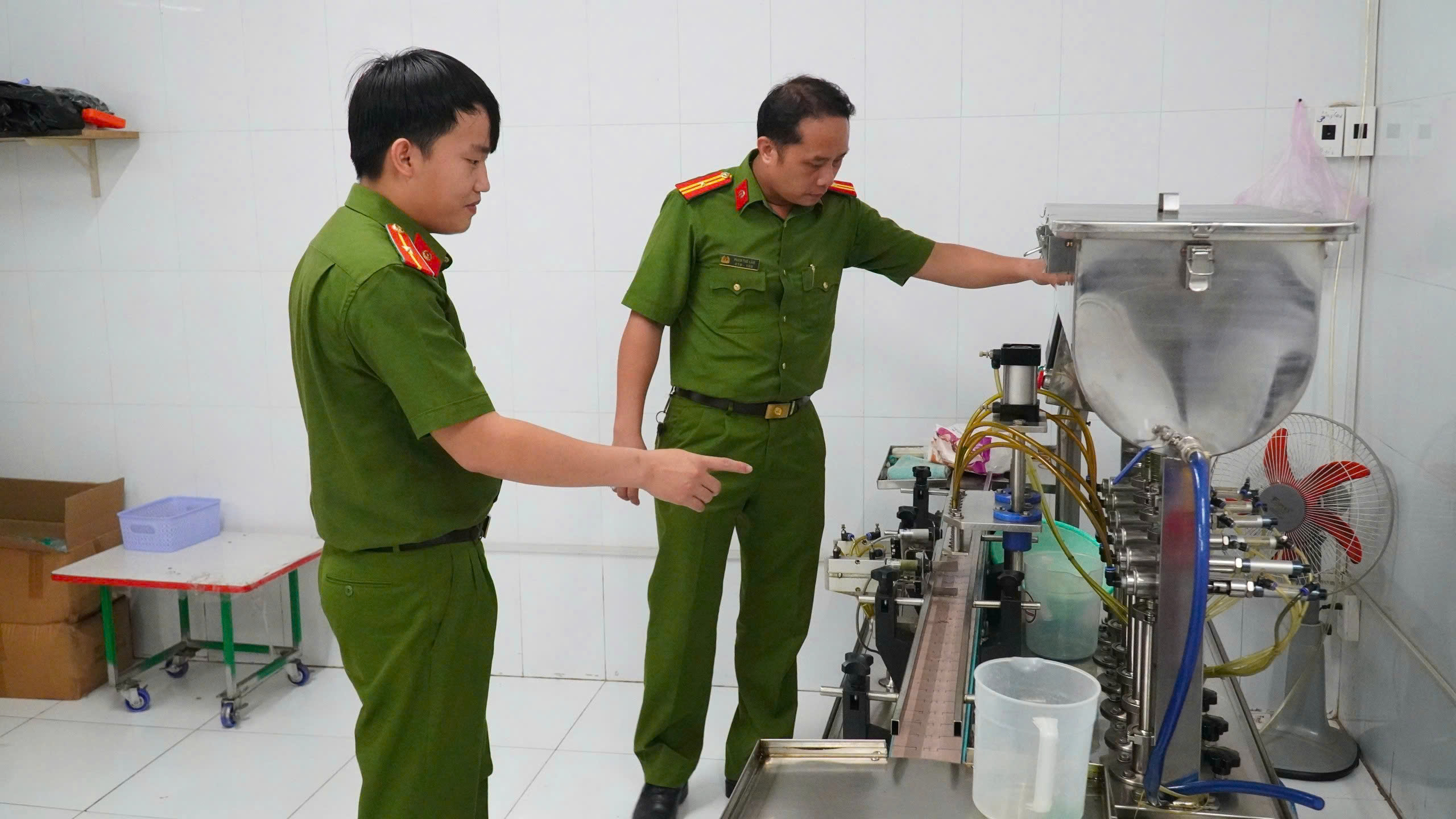 Triệt phá buôn lậu Tây Ninh với 3 đường dây thuốc lá , phân bón và dầu gió giả - Ảnh 8. Triệt phá buôn lậu Tây Ninh với 3 đường dây thuốc lá , phân bón và dầu gió giả - Ảnh 8.