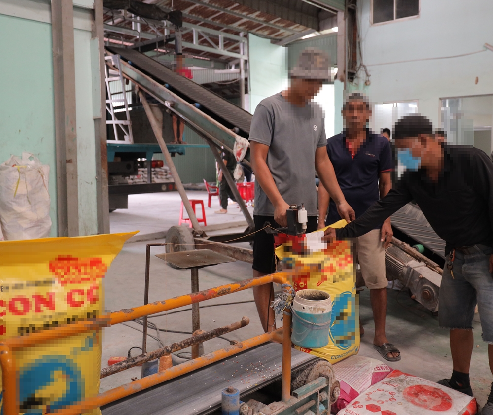 Triệt phá buôn lậu Tây Ninh với 3 đường dây thuốc lá , phân bón và dầu gió giả - Ảnh 4. Triệt phá buôn lậu Tây Ninh với 3 đường dây thuốc lá , phân bón và dầu gió giả - Ảnh 4.