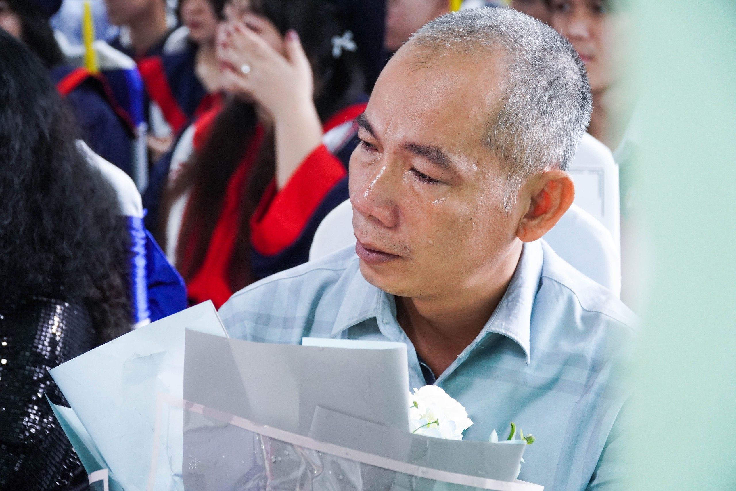Phụ huynh bật khóc trong lễ tốt nghiệp vì quá nhớ con - Ảnh 4.