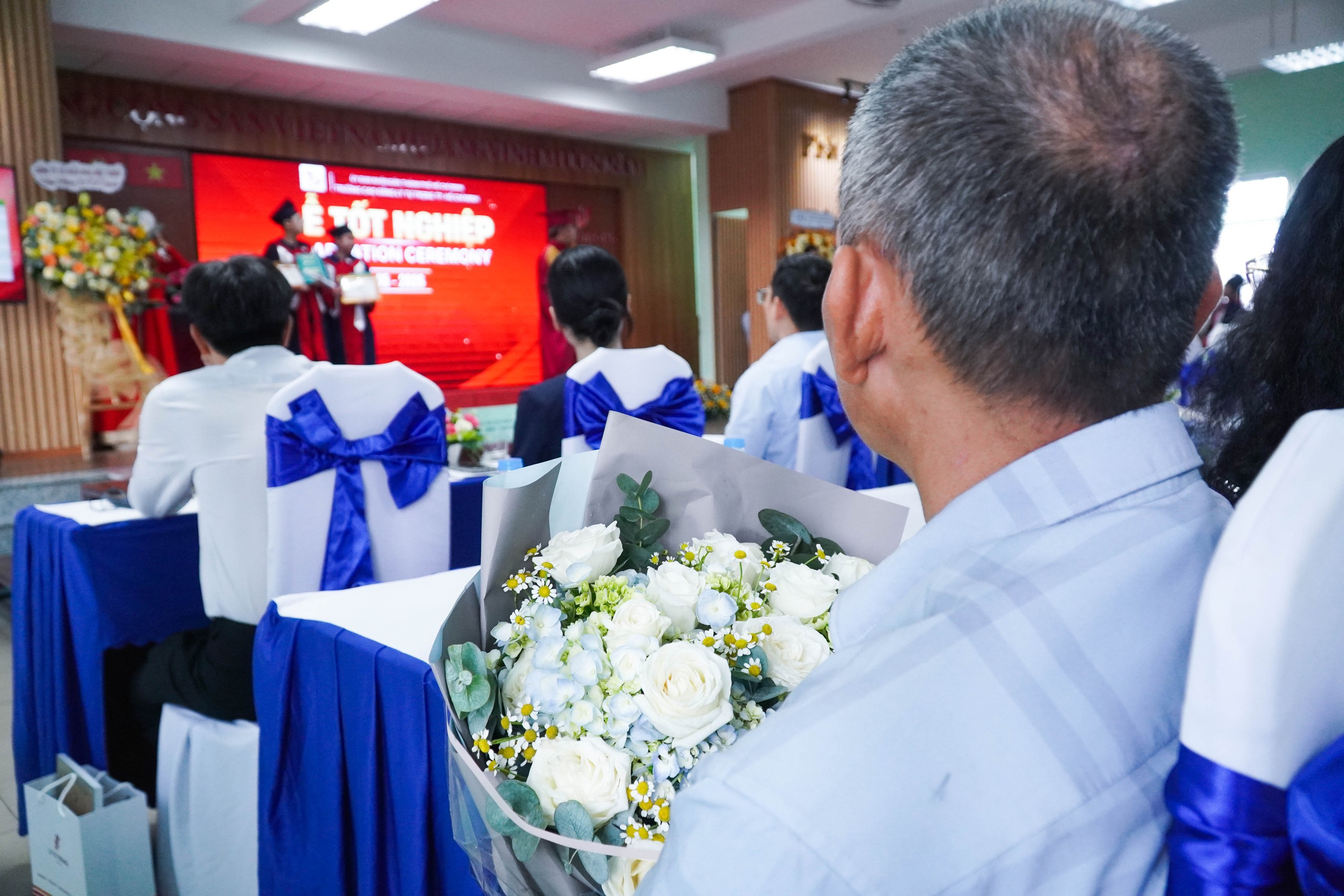 Phụ huynh bật khóc trong lễ tốt nghiệp vì quá nhớ con - Ảnh 5.