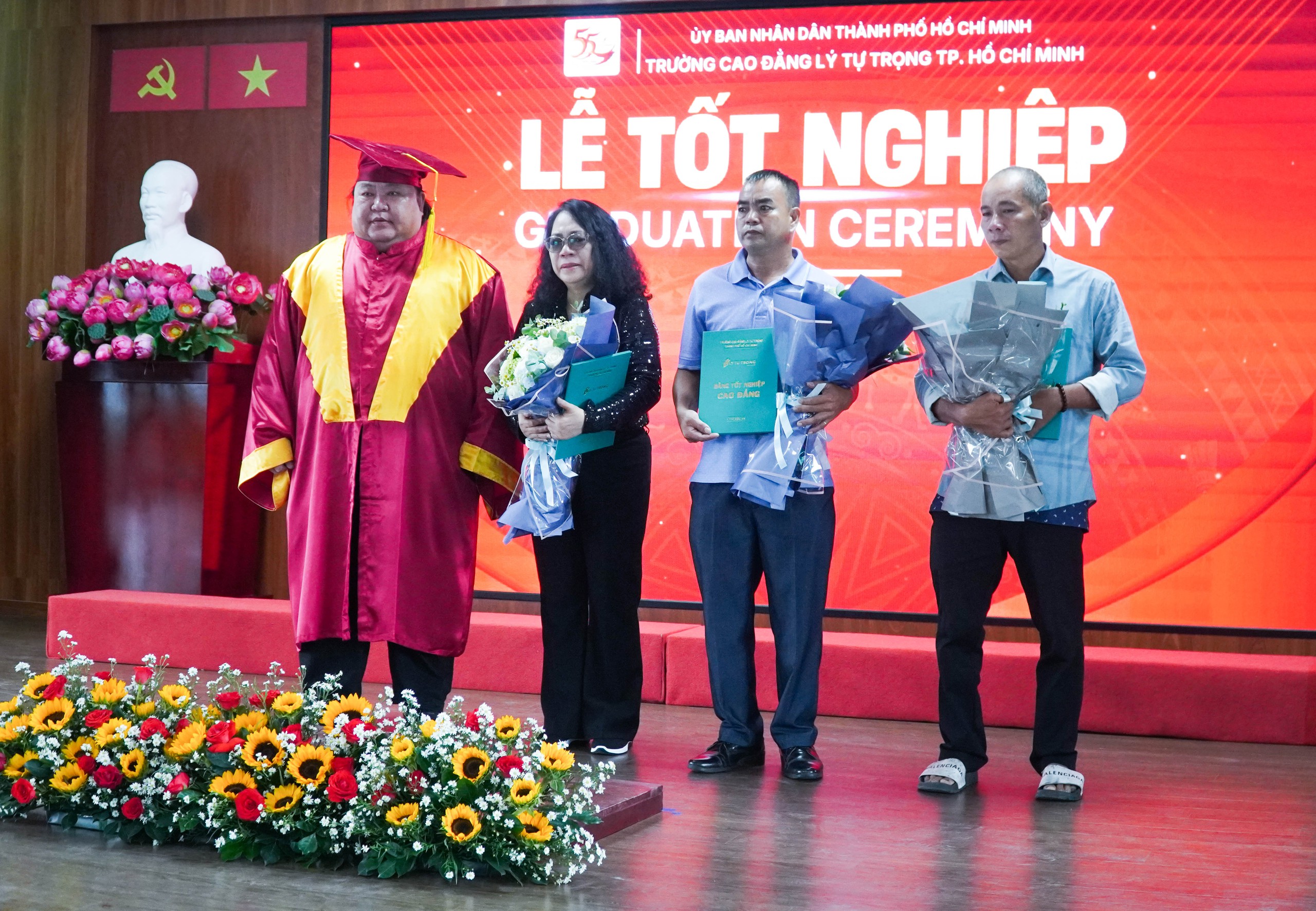Phụ huynh bật khóc trong lễ tốt nghiệp vì quá nhớ con - Ảnh 1.