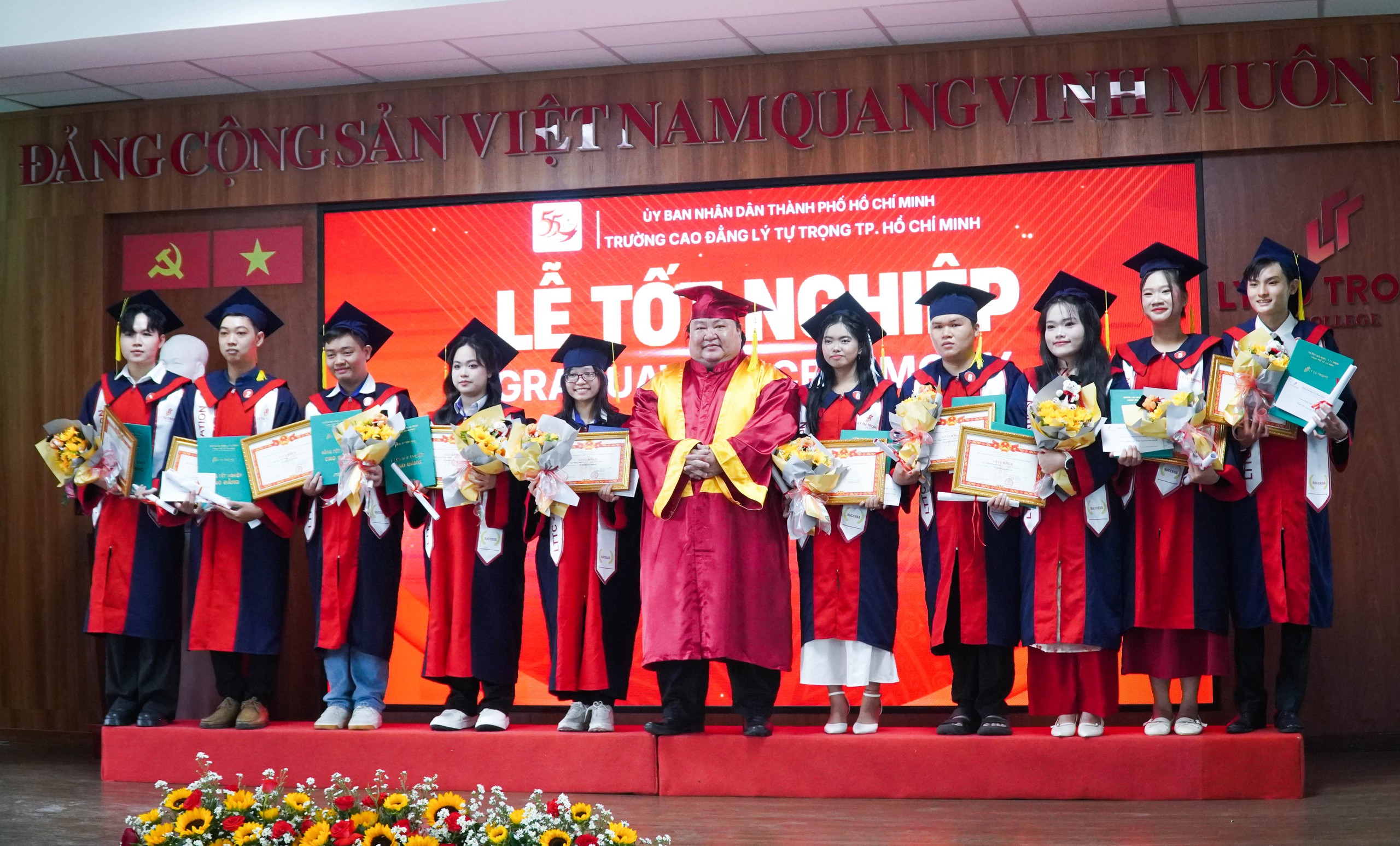 Phụ huynh bật khóc trong lễ tốt nghiệp vì quá nhớ con - Ảnh 6.
