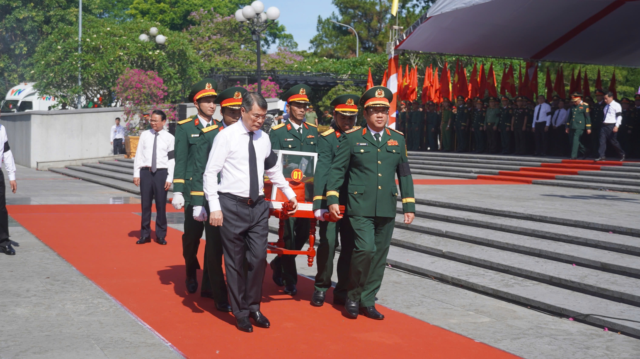 Thủ tướng Lê Minh Hưng dự lễ truy điệu 28 hài cốt liệt sĩ tại Quảng Trị - Ảnh 3. Thủ tướng Lê Minh Hưng dự lễ truy điệu 28 hài cốt liệt sĩ tại Quảng Trị - Ảnh 3.