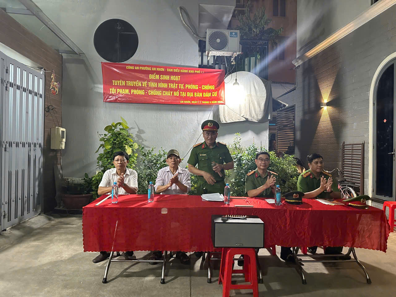 Phường An Nhơn huấn luyện kỹ năng PCCC và nhận diện tội phạm công nghệ cao cho người dân - Ảnh 1.