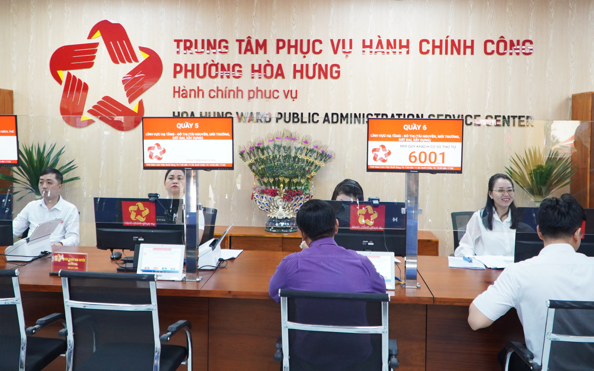 Thành ủy TPHCM phân cấp, ủy quyền tuyển dụng, sử dụng cán bộ, công chức - Ảnh 2.