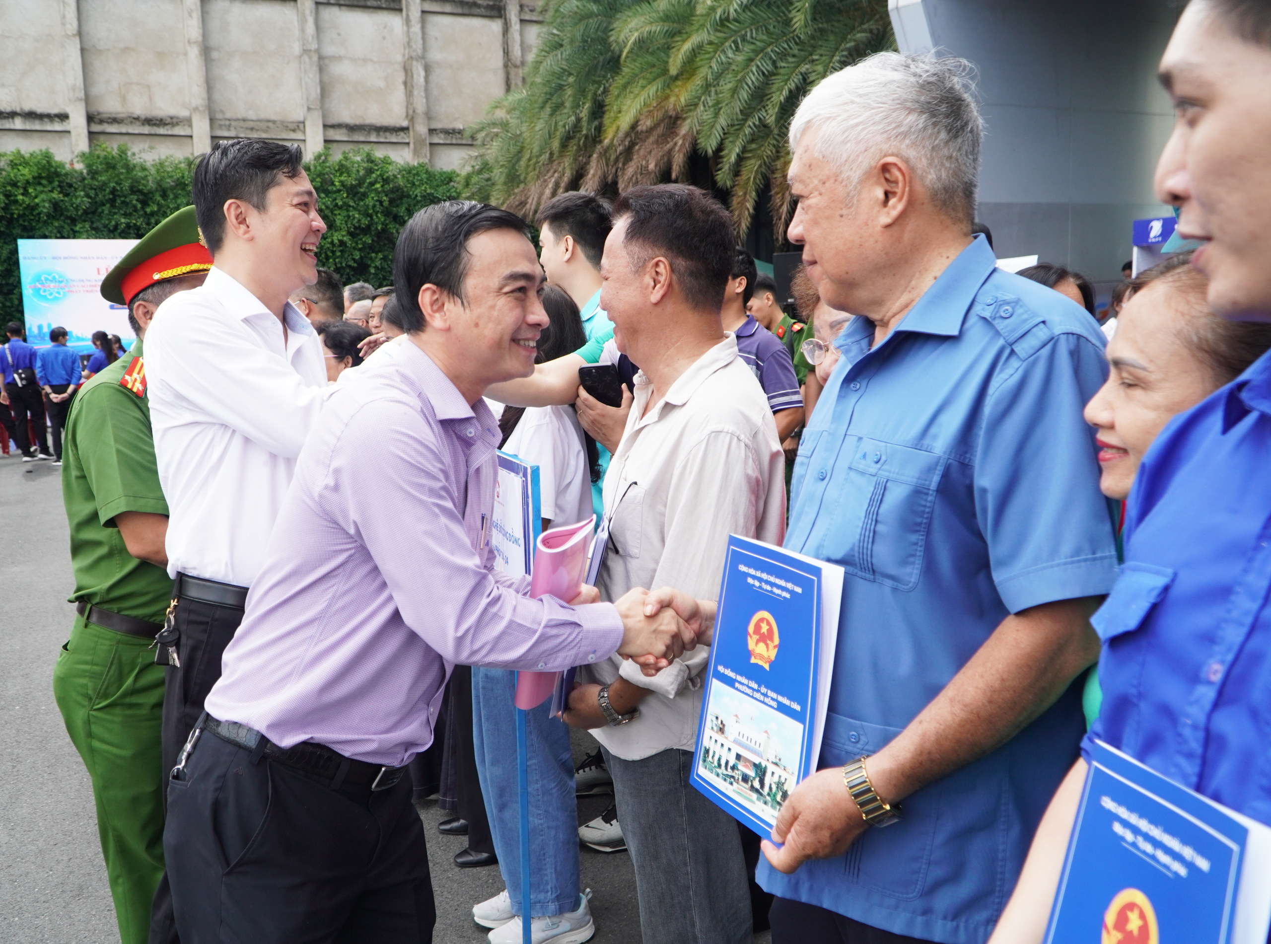 Phường Diên Hồng vào chiến dịch bứt phá, "Đi từng ngõ, gõ từng nhà, rà từng người" - Ảnh 5.