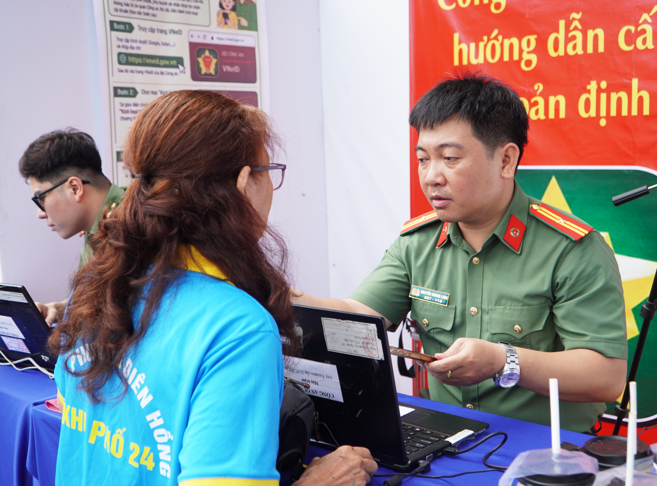 Phường Diên Hồng vào chiến dịch bứt phá, "Đi từng ngõ, gõ từng nhà, rà từng người" - Ảnh 6.