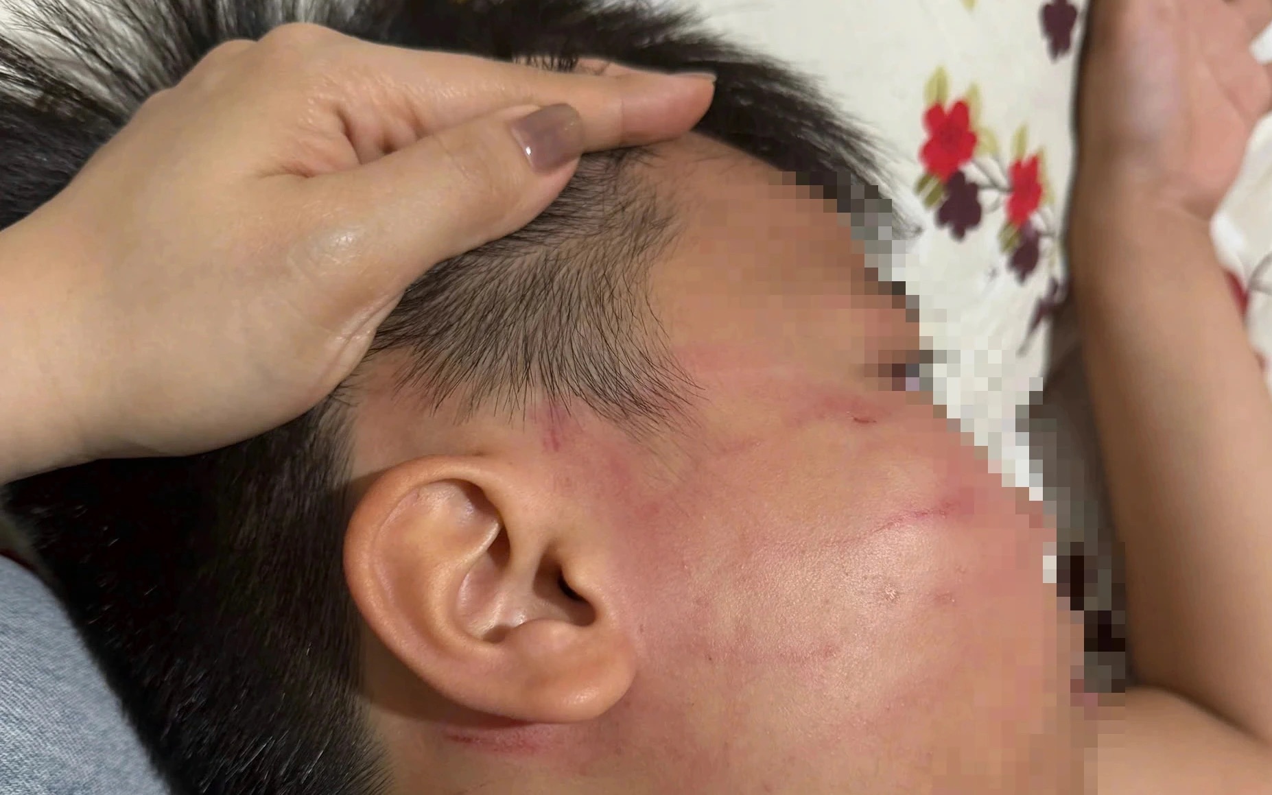 Thầy giáo Ấn Độ tát học sinh lớp 4 thủng màng nhĩ, lớp dạy thêm bị đình chỉ - Ảnh 2.