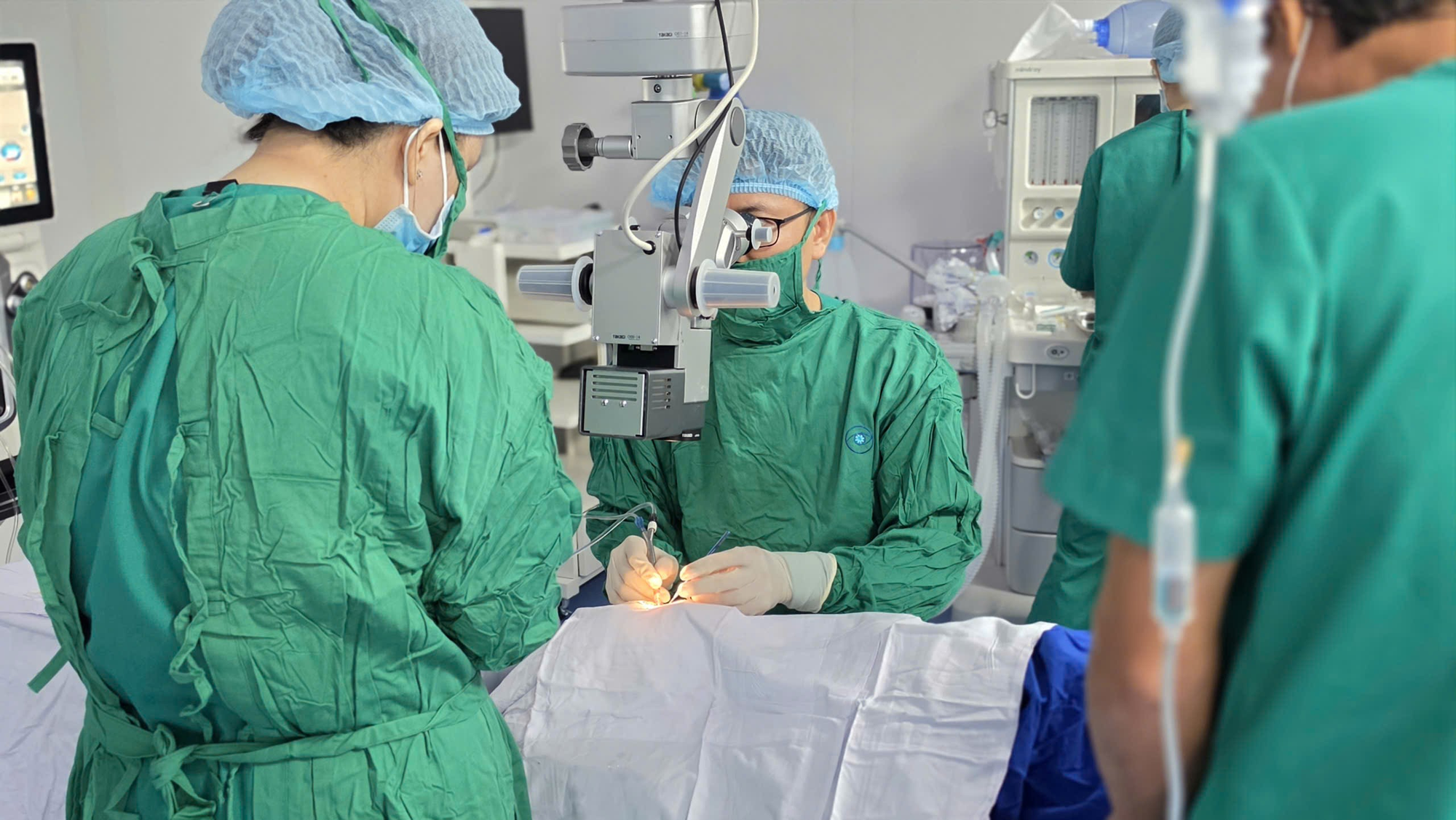 Trường hợp hy hữu: Một bé trai 10 tuổi bị đục thủy tinh thể 2 mắt - Ảnh 1.