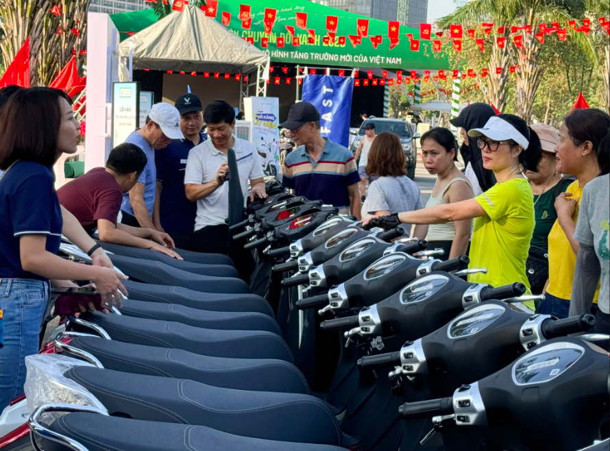 Nhu cầu chuyển đổi từ xe xăng sang xe điện tăng mạnh trong năm 2026 - Ảnh 1.