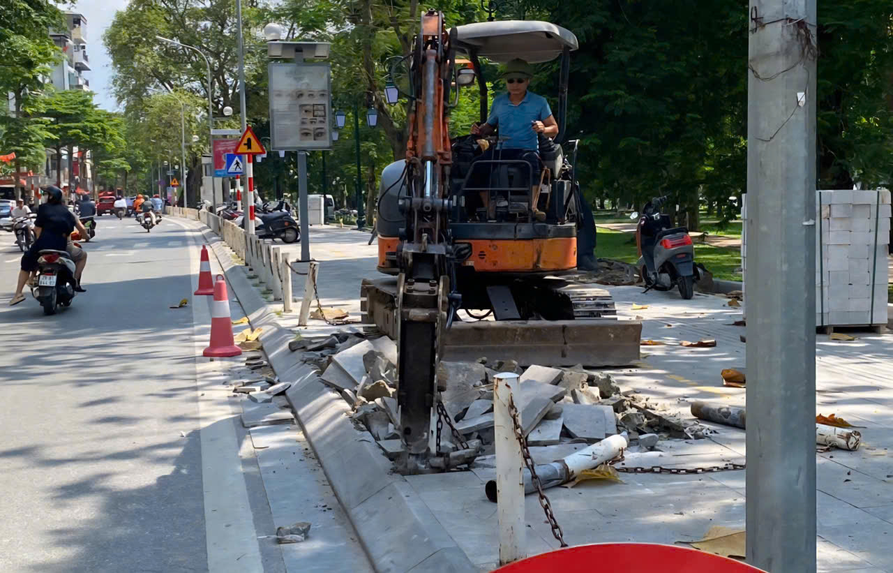Vỉa hè Hà Nội trên tuyến Nguyễn Đình Chiểu bị đục phá gây lãng phí tài nguyên - Ảnh 1.