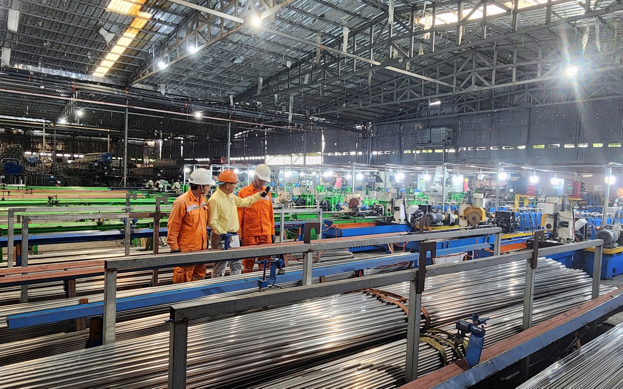 Xuất hiện mất điện do quá tải Tại Hà Nội trong đợt nắng nóng 2026 - Ảnh 2. Xuất hiện mất điện do quá tải Tại Hà Nội trong đợt nắng nóng 2026 - Ảnh 2.