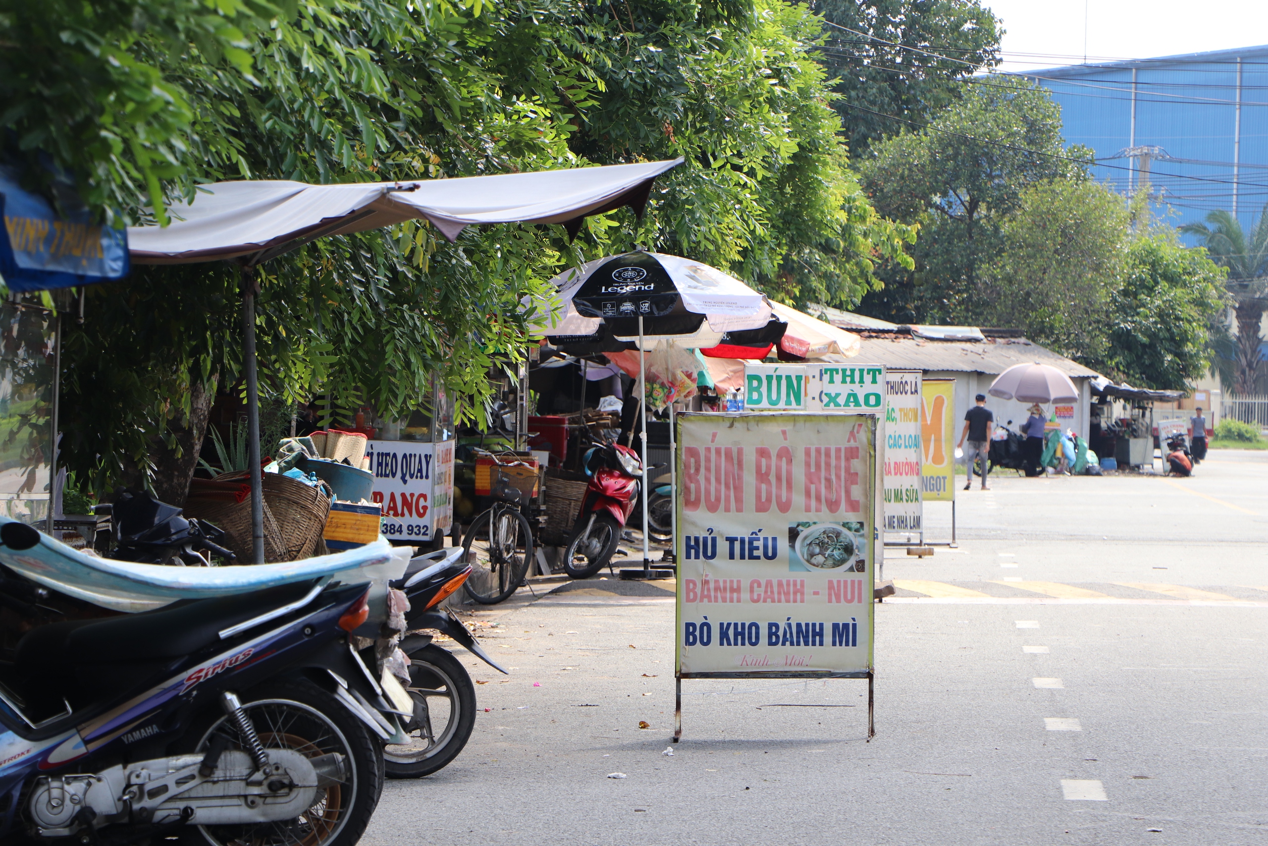 TPHCM: Đường thành chợ tự phát, người dân phải đi xuống lòng đường - Ảnh 11.