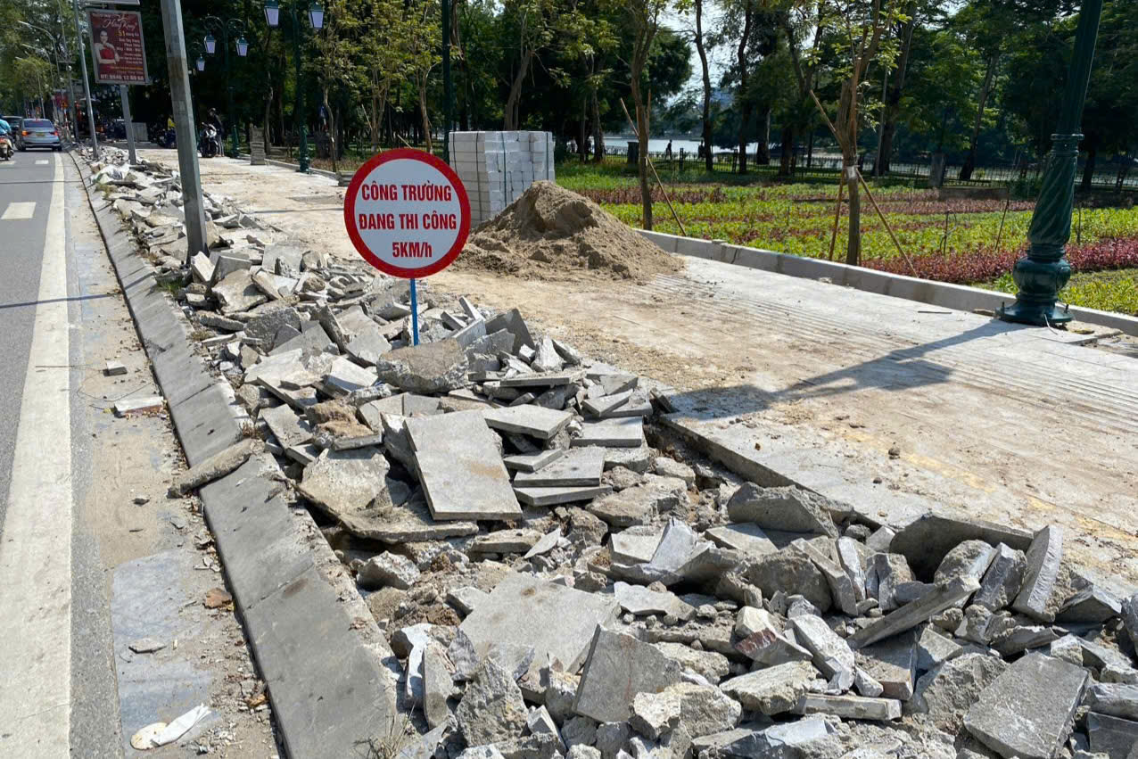 Vỉa hè Hà Nội trên tuyến Nguyễn Đình Chiểu bị đục phá gây lãng phí tài nguyên - Ảnh 4. Vỉa hè Hà Nội trên tuyến Nguyễn Đình Chiểu bị đục phá gây lãng phí tài nguyên - Ảnh 4.