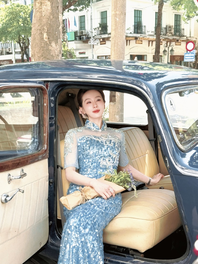 Mỹ nhân Lưu Thi Thi đẹp lung linh trên phố Hà Nội - Ảnh 2.