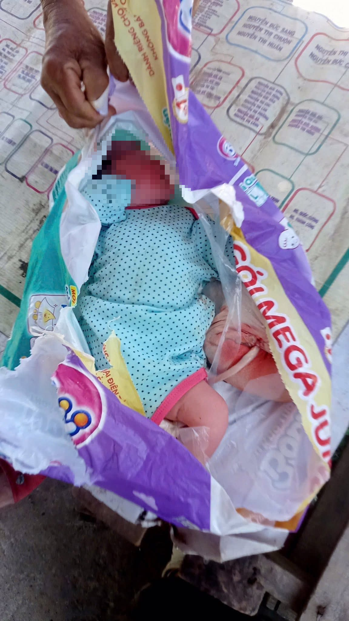 Bé gái còn nguyên dây rốn bị bỏ rơi ở Đà Nẵng gây xôn xao dư luận - Ảnh 1.