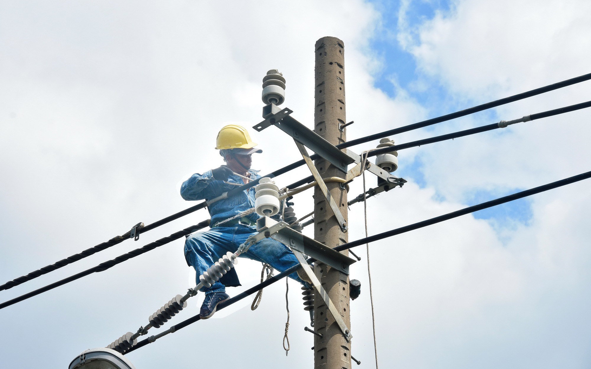 Khung giờ cao điểm điện mới 2026 và lợi ích cho doanh nghiệp sản xuất - Ảnh 1. Khung giờ cao điểm điện mới 2026 và lợi ích cho doanh nghiệp sản xuất - Ảnh 1.