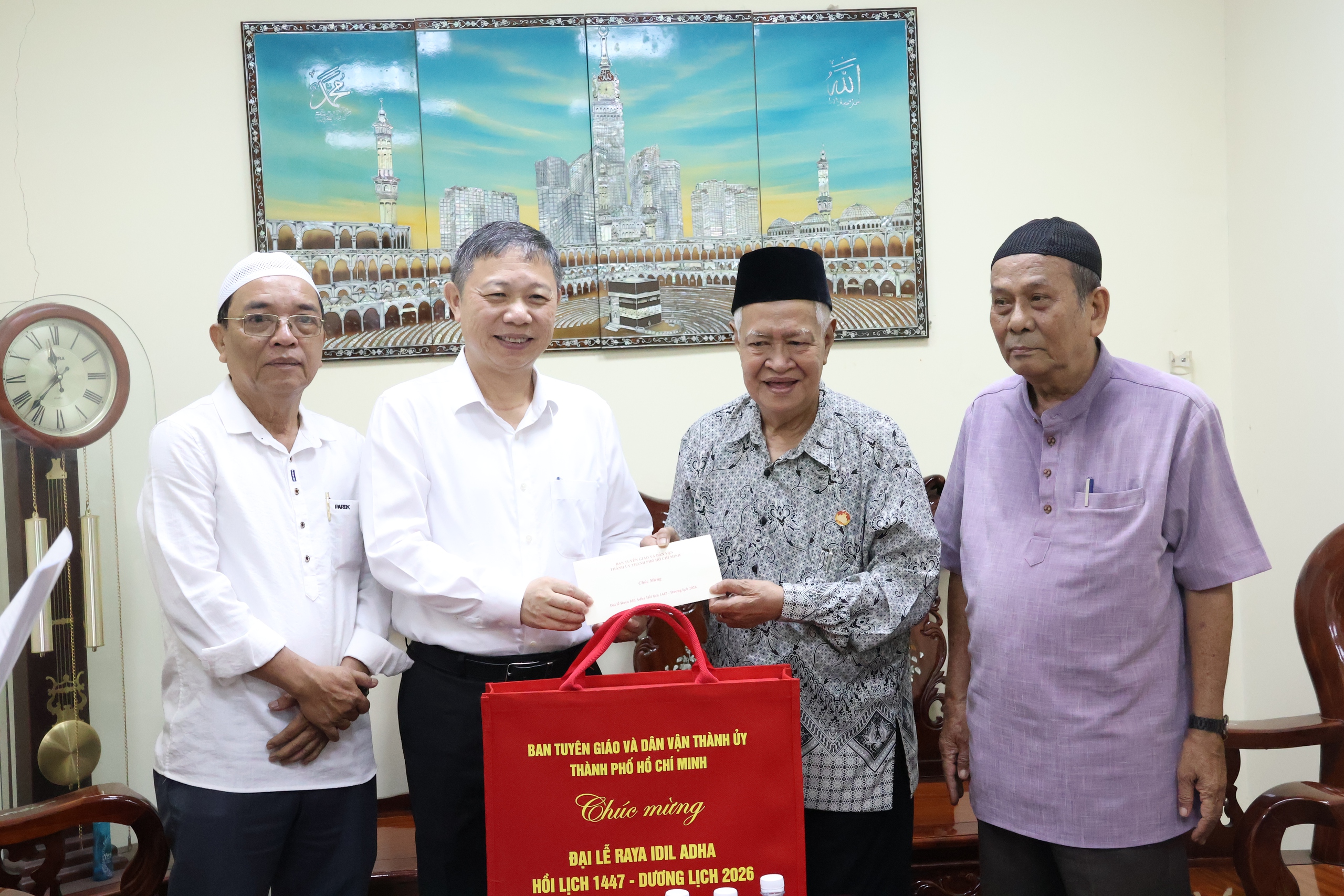 Trưởng Ban Tuyên giáo và Dân vận Thành ủy TPHCM thăm cộng đồng Hồi giáo nhân Đại lễ Raya Idil Adha - Ảnh 2.