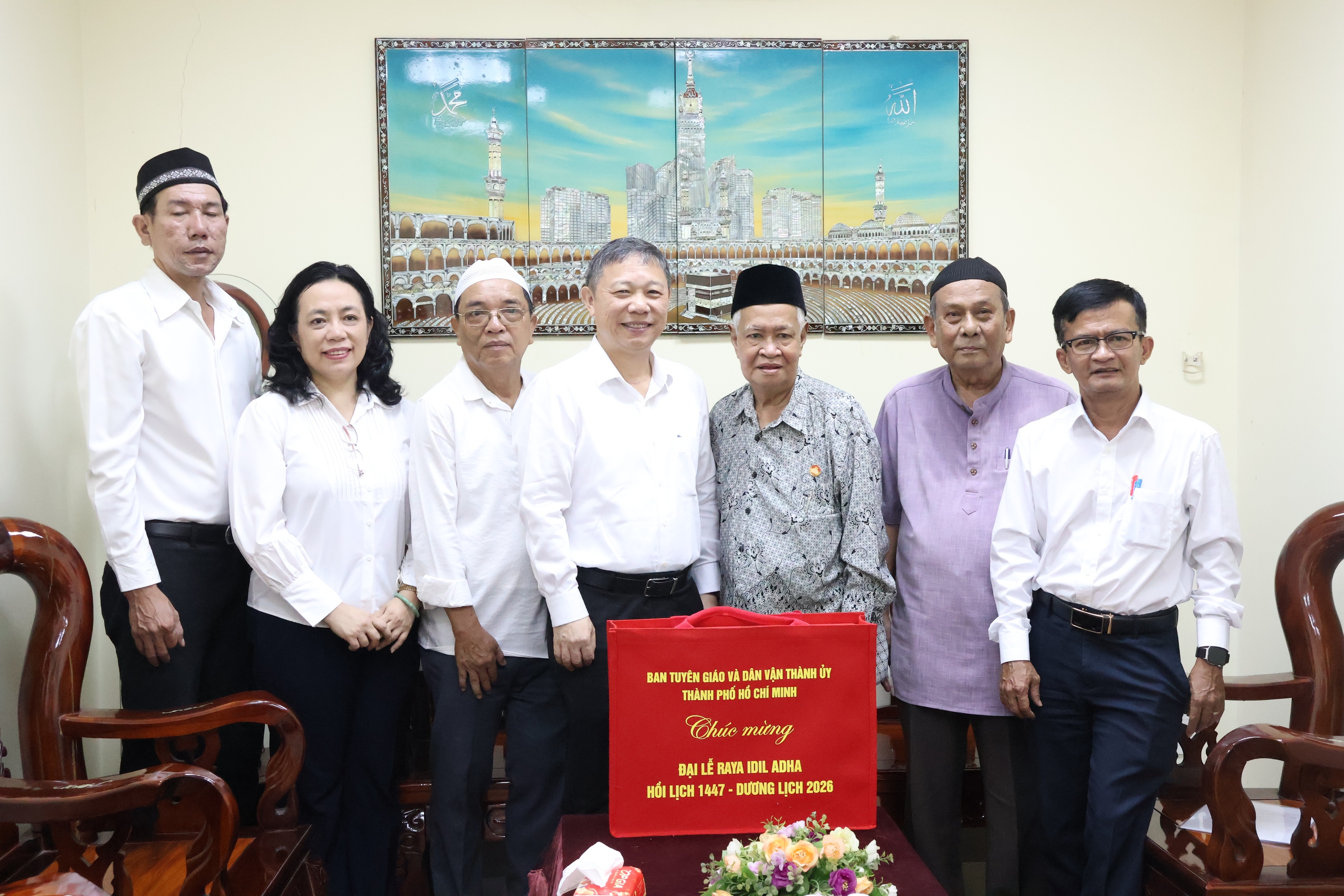 Trưởng Ban Tuyên giáo và Dân vận Thành ủy TPHCM thăm cộng đồng Hồi giáo nhân Đại lễ Raya Idil Adha - Ảnh 3.