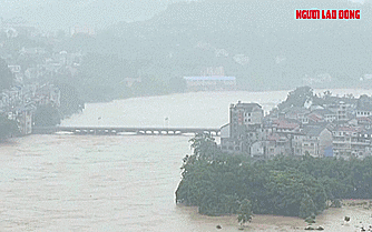 VIDEO: Khoảnh khắc &ocirc; t&ocirc; rơi xuống s&ocirc;ng dữ do sập cầu tại Trung Quốc - Ảnh 1.