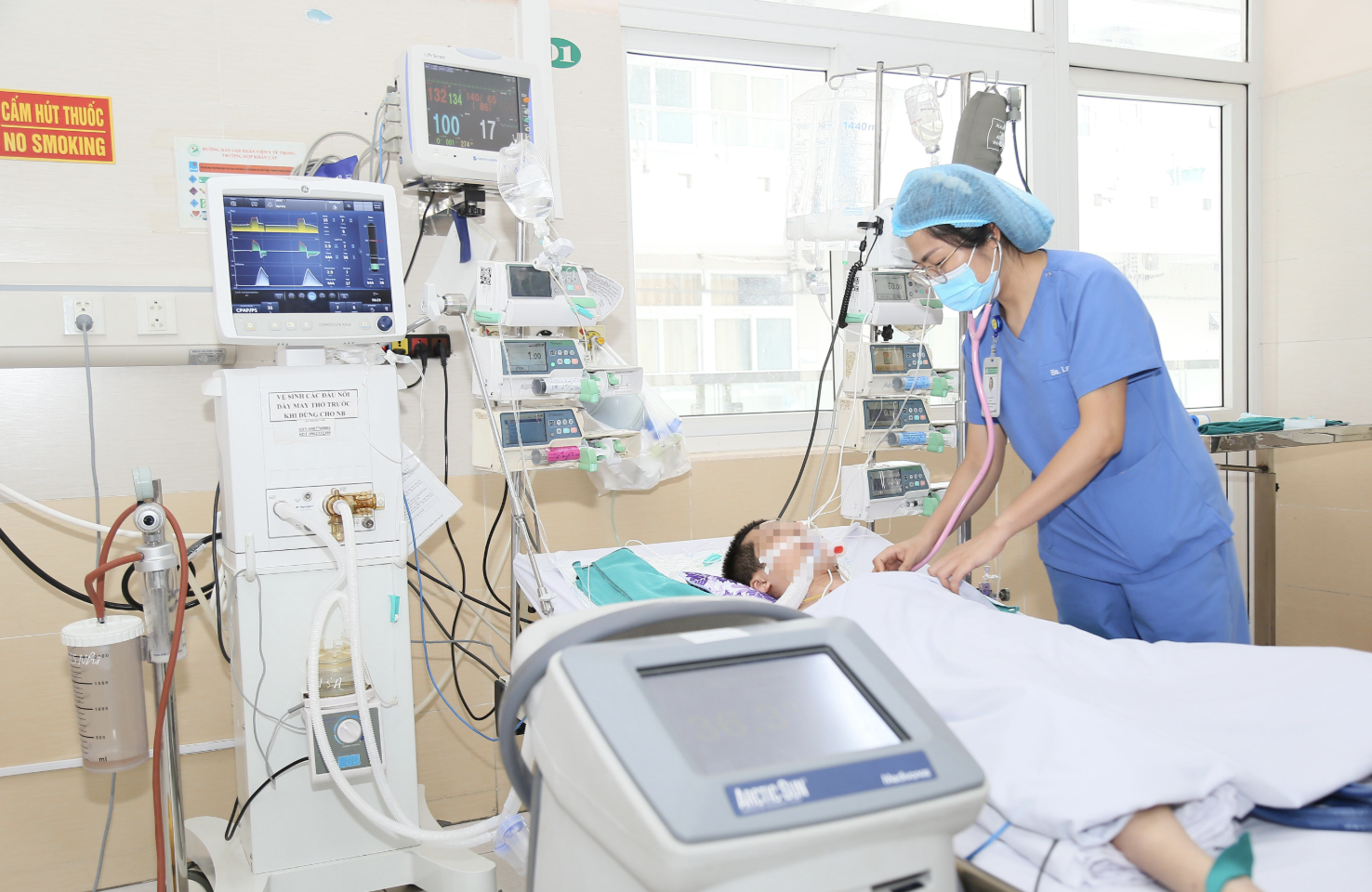 Bé trai thoát nguy kịch sau đuối nước nhờ được ép tim kịp thời - Ảnh 1.