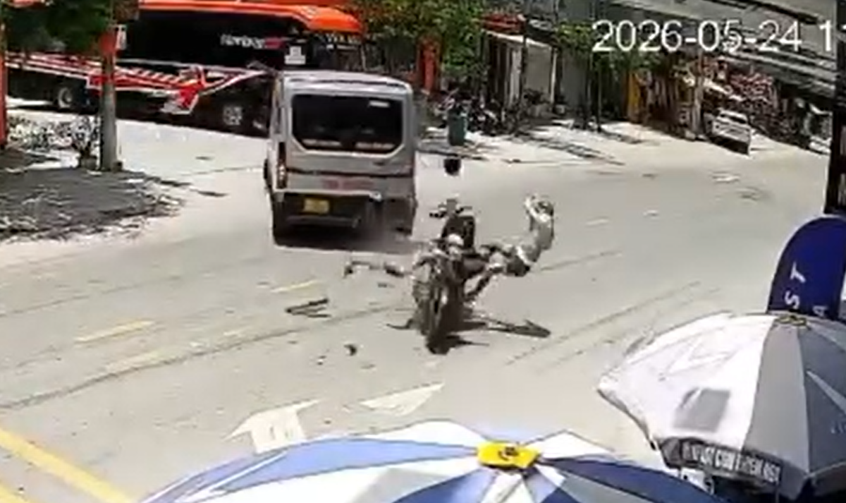 Hai thanh niên đi xe máy bay lên không trung sau khi tông đuôi xe 9 chỗ - Ảnh 1.