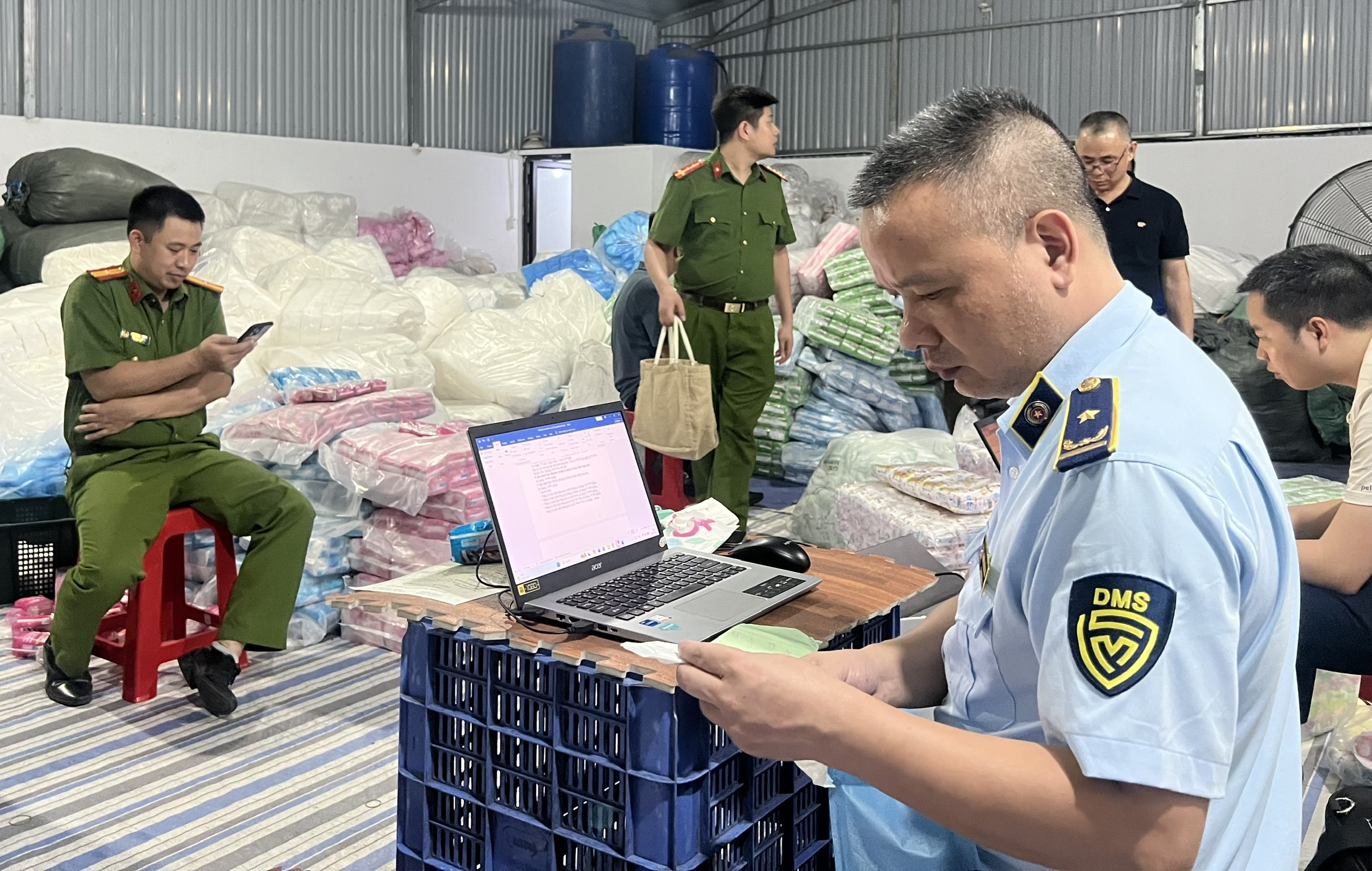 Khởi tố vụ án sản xuất băng vệ sinh giả tại Hưng Yên quy mô lớn năm 2026 - Ảnh 1.