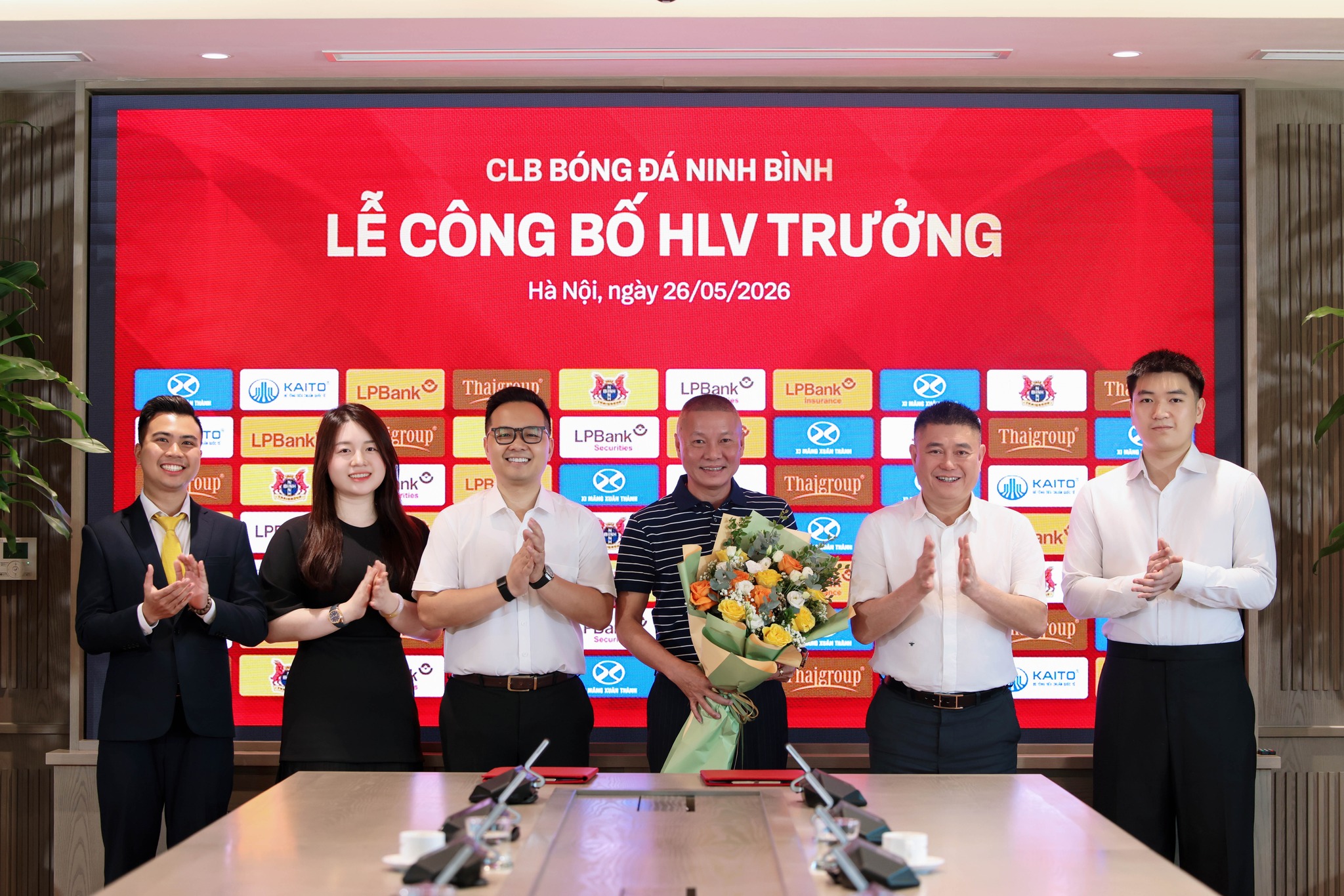 HLV Chu Đình Nghiêm muốn khơi lại bản sắc bóng đá Ninh Bình - Ảnh 1.