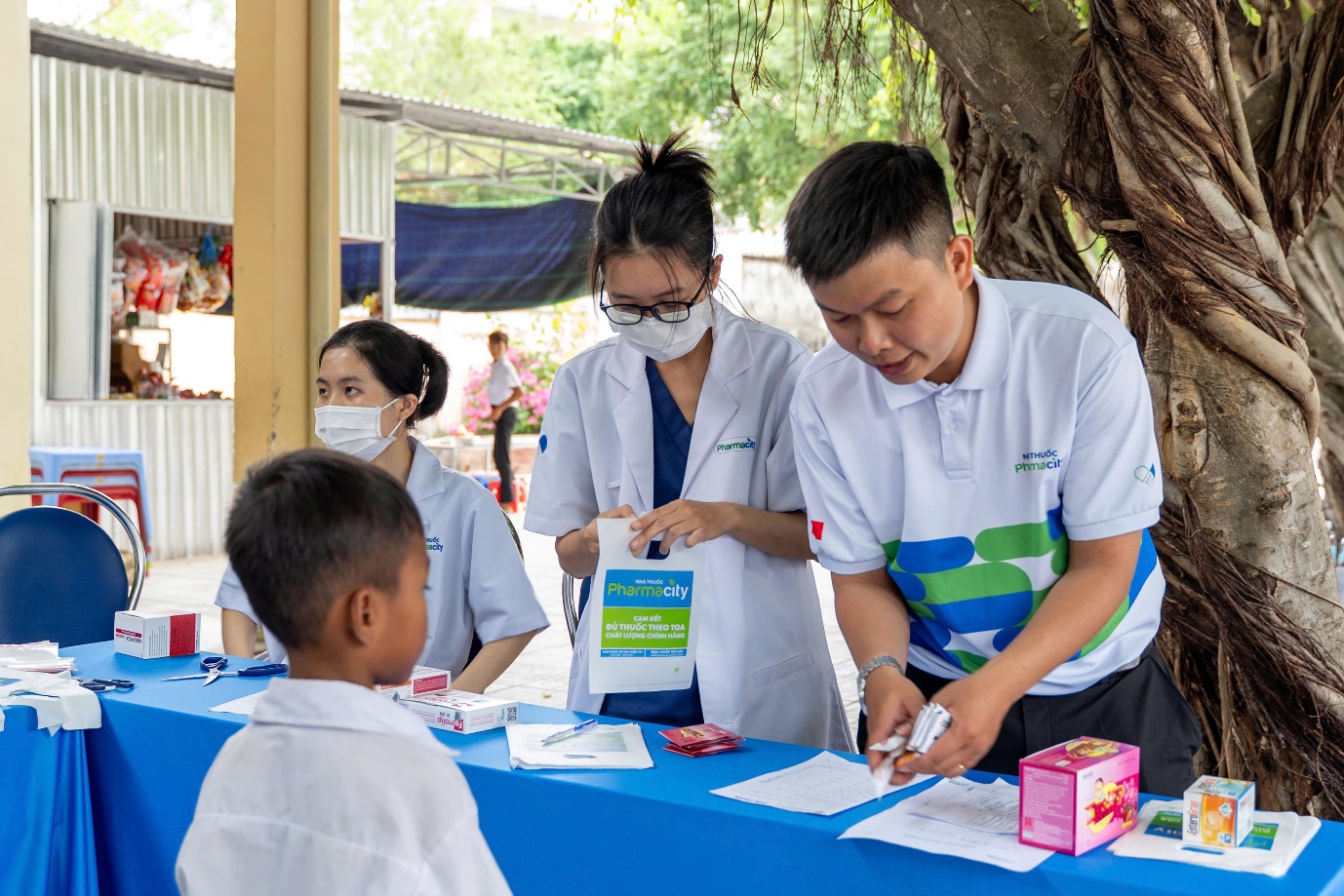 Khám sức khỏe, tư vấn dinh dưỡng cho gần 300 trẻ em có hoàn cảnh khó khăn tại tỉnh Khánh Hòa - Ảnh 2.