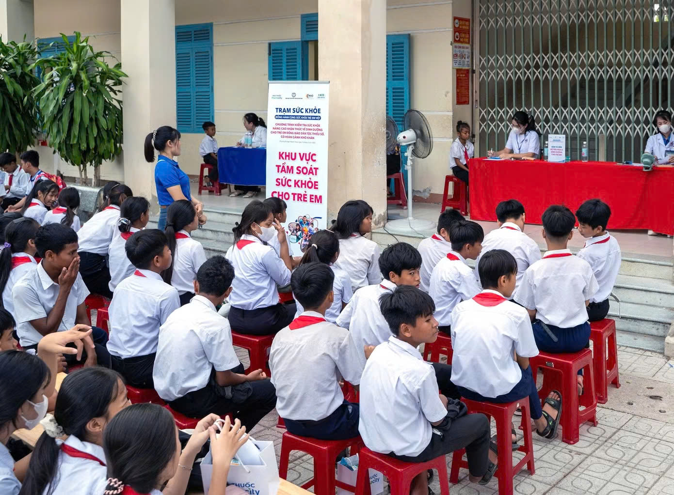 Khám sức khỏe, tư vấn dinh dưỡng cho gần 300 trẻ em có hoàn cảnh khó khăn tại tỉnh Khánh Hòa - Ảnh 3.