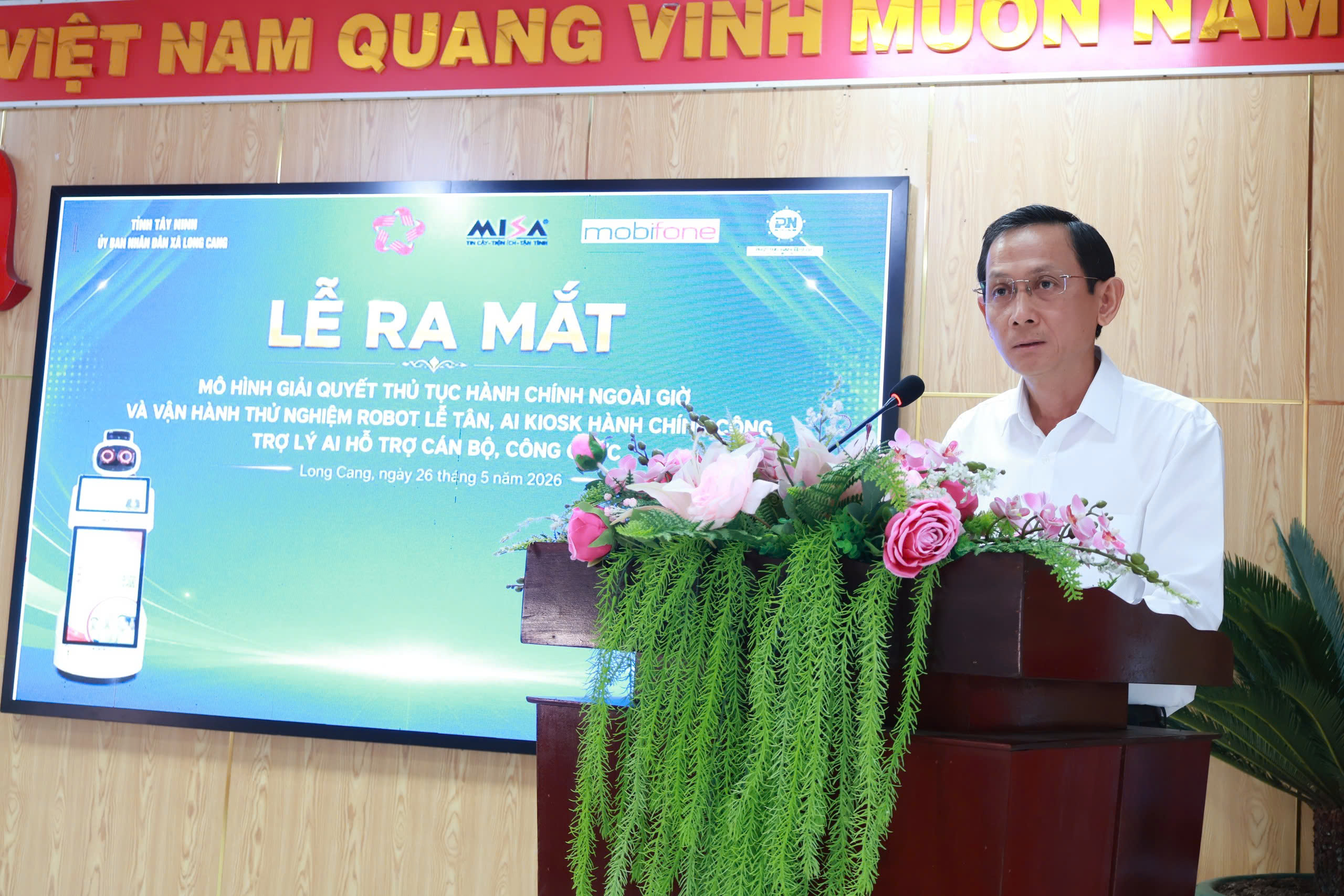 Xã Long Cang Tây Ninh ứng dụng robot và AI phục vụ người lao động - Ảnh 1.