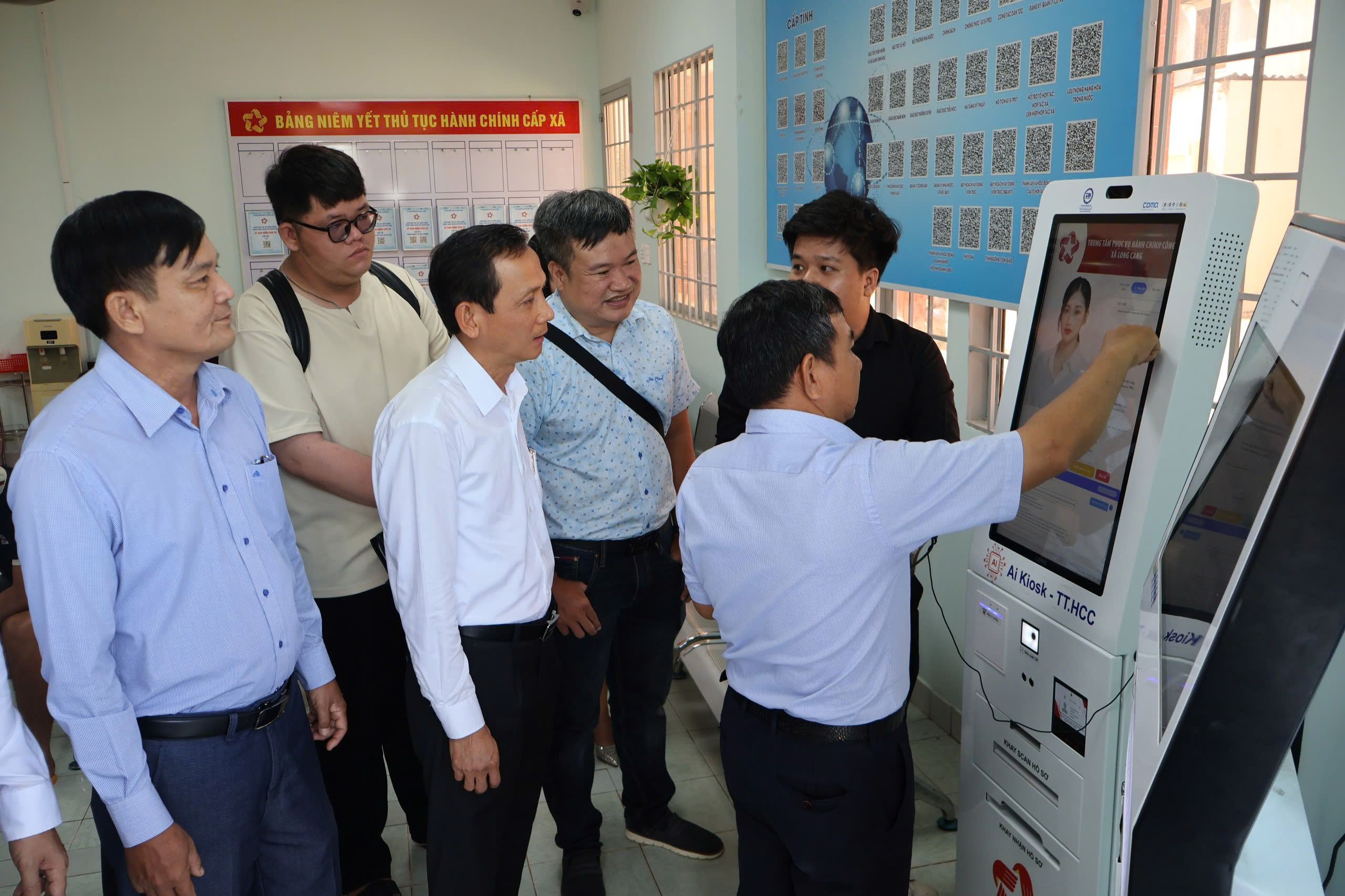 Xã Long Cang Tây Ninh ứng dụng robot và AI phục vụ người lao động - Ảnh 3.