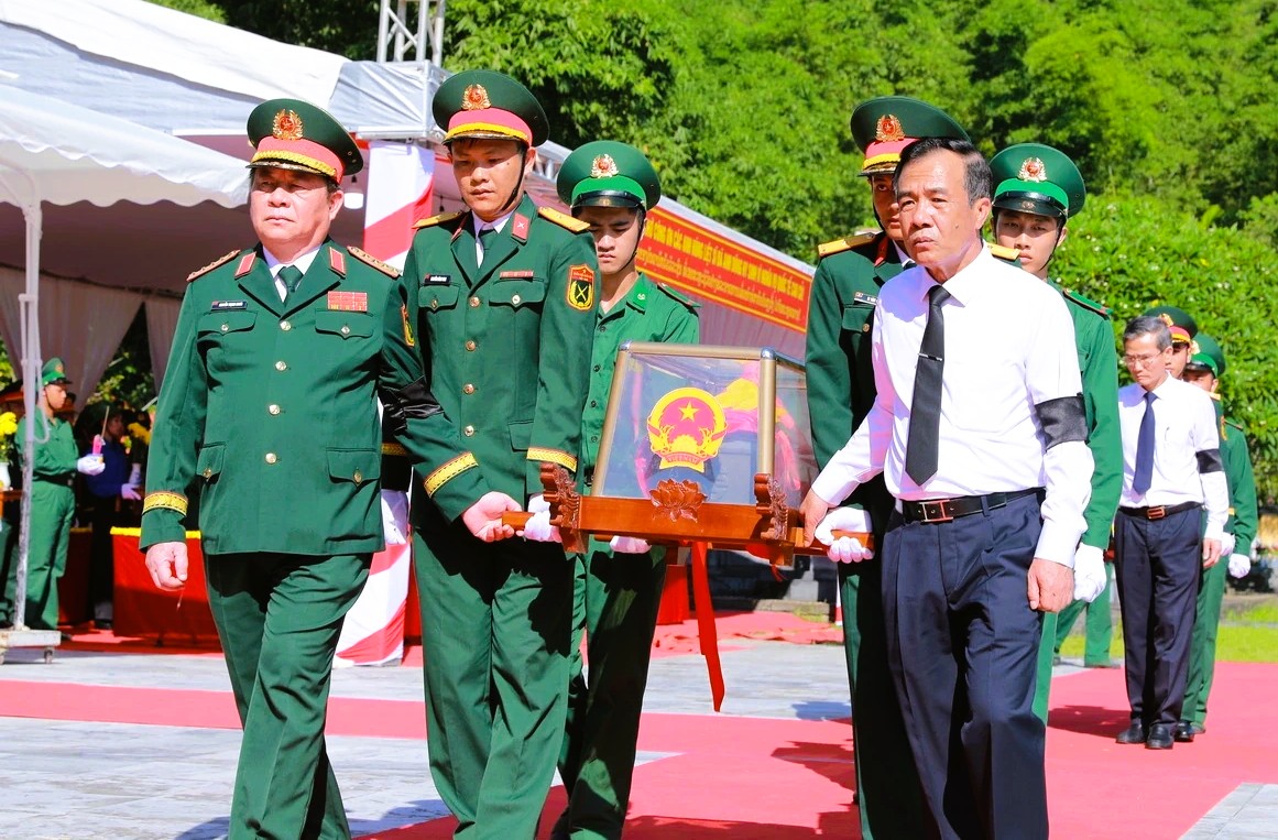 Đại tướng Nguyễn Trọng Nghĩa dự lễ truy điệu 19 liệt sĩ, an táng 19 hài cốt liệt sĩ hy sinh tại Lào - Ảnh 1.