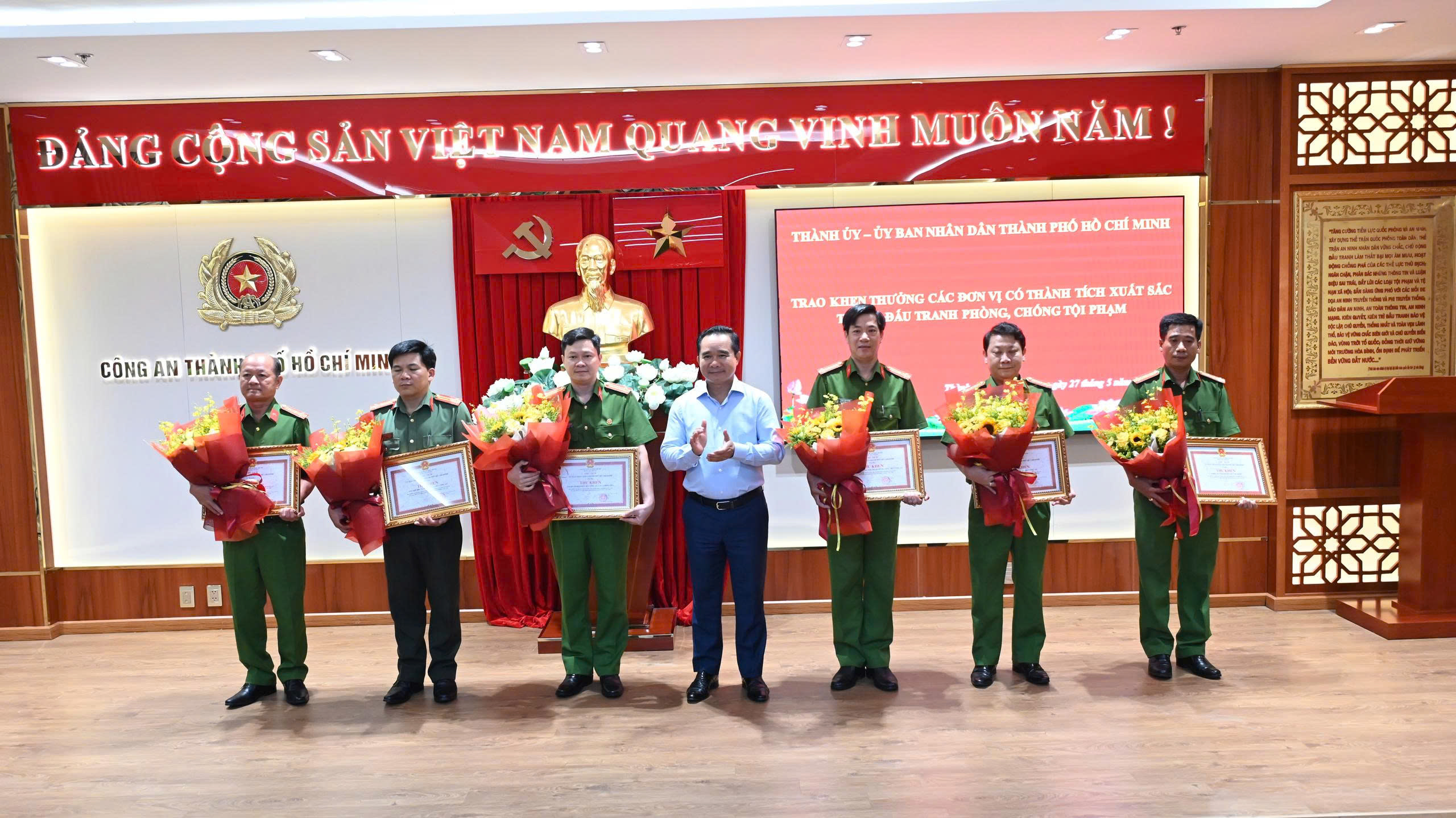 Lãnh đạo TPHCM khen thưởng đột xuất Công an TPHCM - Ảnh 3.